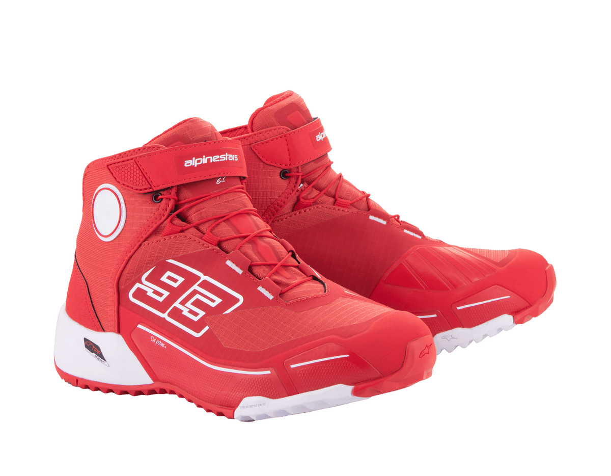 Buty motocyklowe Alpinestars MM93 CR-X Drystar®, jaskrawoczerwone i białe, widok z boku, z grafiką „93” na boku, logo Alpinestars na pasku, biała techniczna podeszwa, sylwetka inspirowana butami do biegania do jazdy na motocyklu