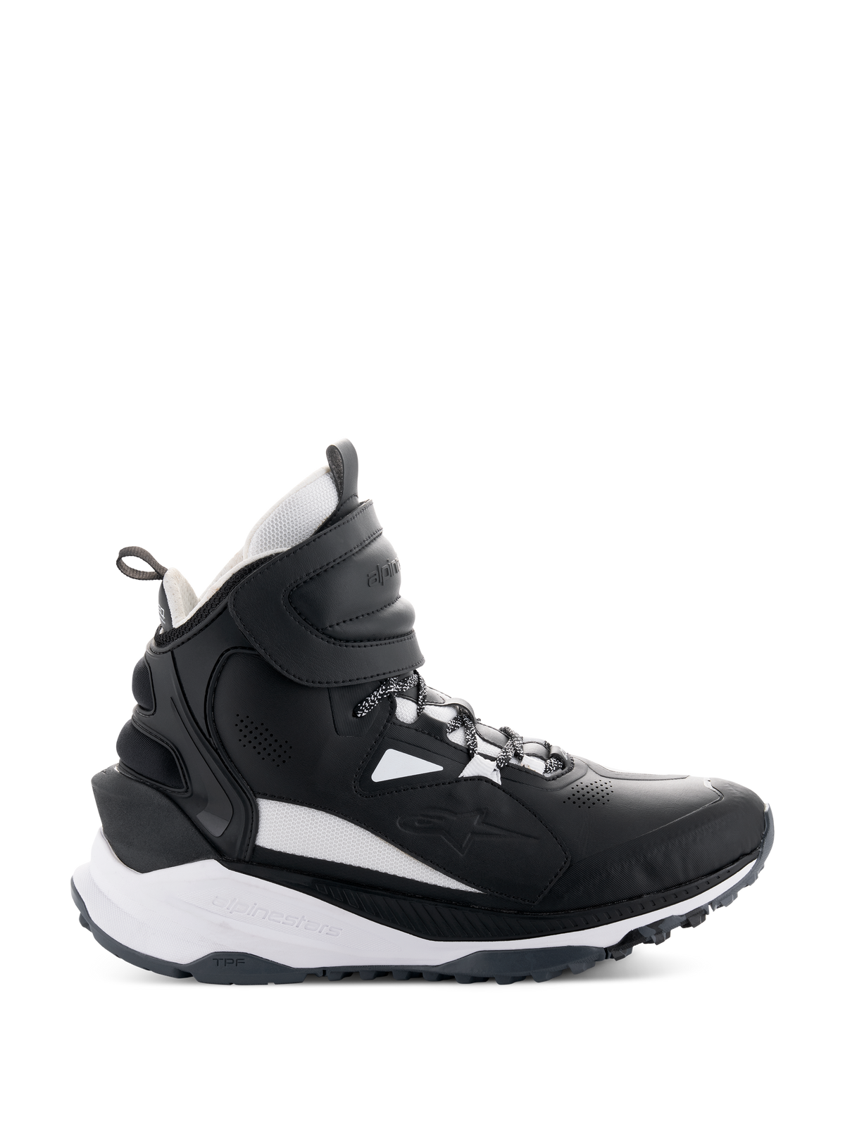 Alpinestars Speedstreet Shoes, wysokie sneakersy motocyklowe, czarno-białe, widok z boku z dużym paskiem na rzep przy kostce, grubą białą podeszwą środkową z logo Alpinestars i TPF oraz wytrzymałą gumową podeszwą zewnętrzną do jazdy miejskiej.