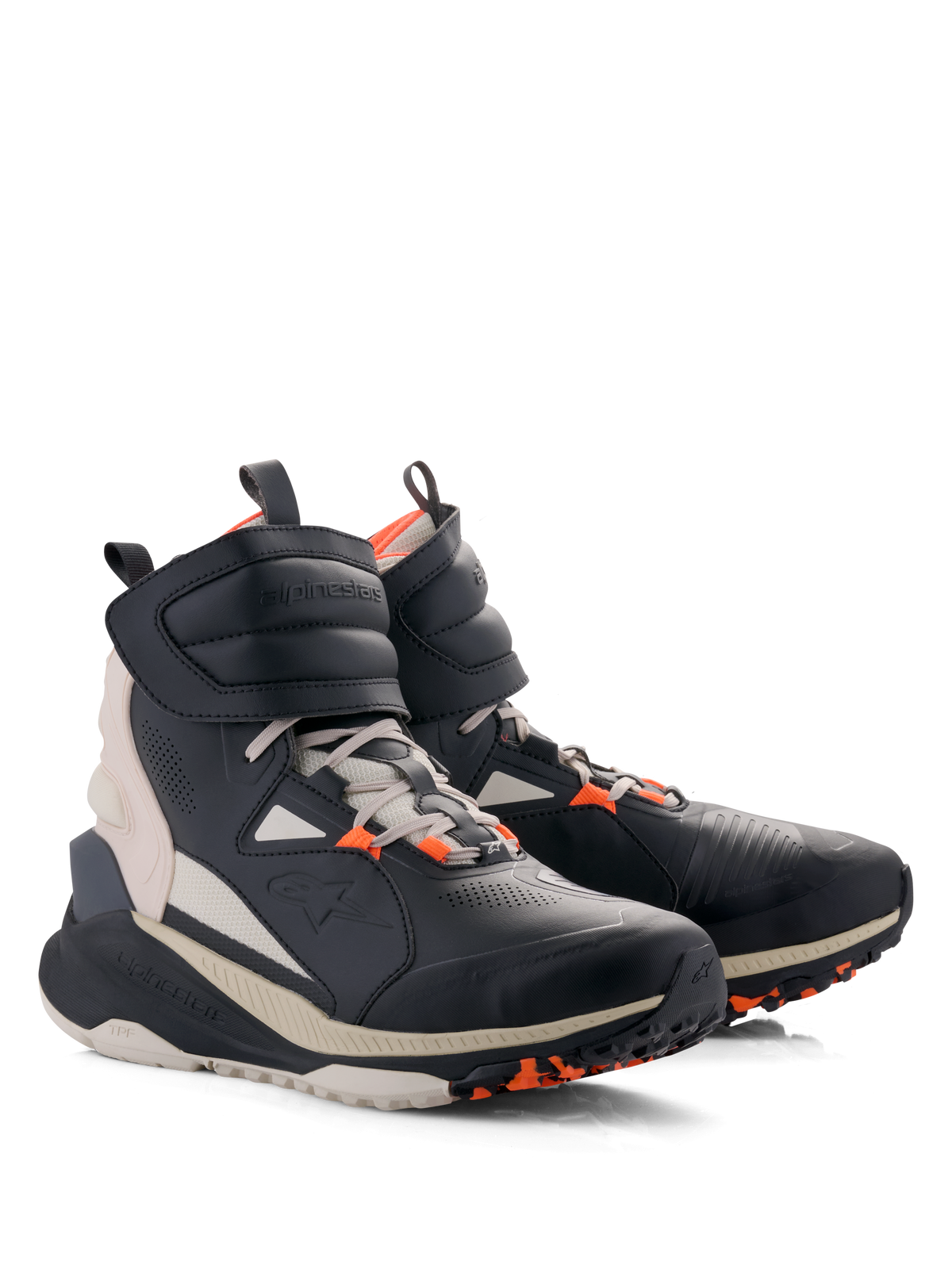 Buty Alpinestars Speedstreet, miejskie buty motocyklowe, czarne z migdałowymi i jaskrawopomarańczowymi akcentami, wysoka konstrukcja inspirowana stylem ulicznym z cholewką z mikrofibry, dużym paskiem na rzep przy kostce, sznurowadłami i grubą podeszwą w kolorze złamanej bieli z pomarańczowymi detalami