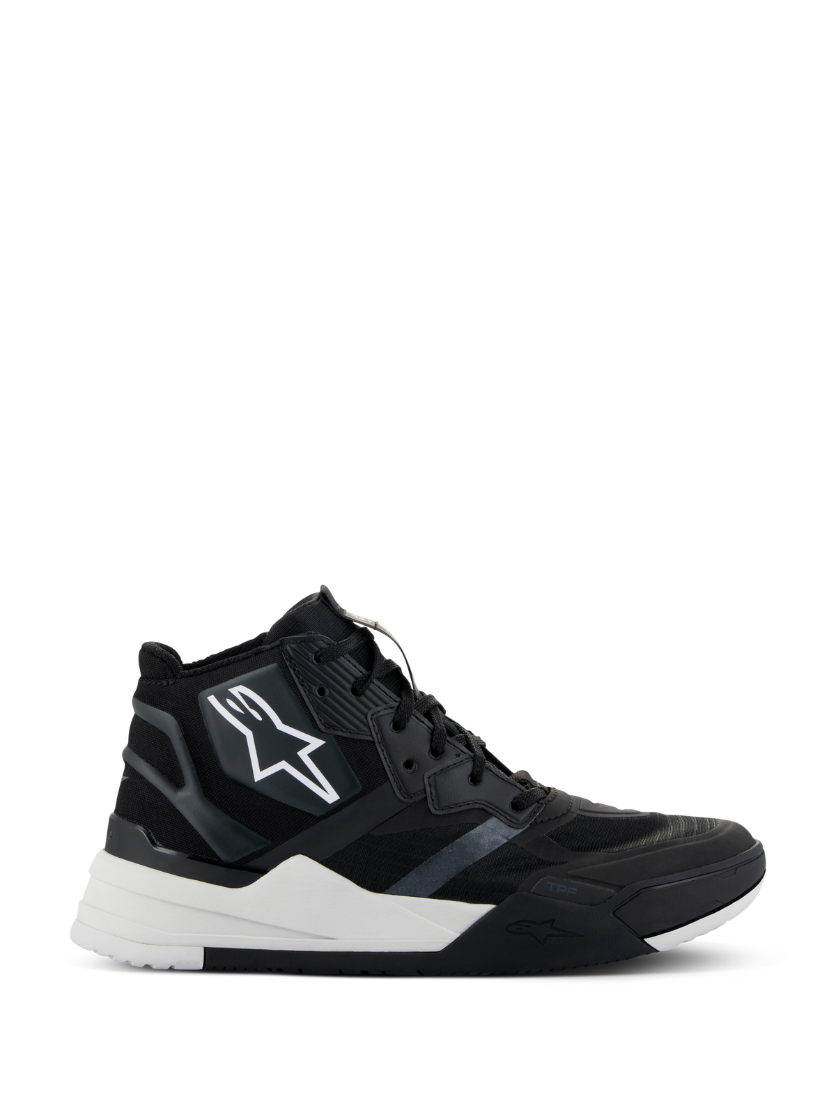 Alpinestars Speedflight Shoes, wysokie buty motocyklowe, czarno-białe, cholewka ripstop z bezszwowymi wzmocnieniami, białe logo z gwiazdą z boku, podeszwa o podwójnej gęstości z grubą białą śródpodeszwą i czarnymi akcentami, nowoczesny design inspirowany sneakersami do miejskiej jazdy motocyklem