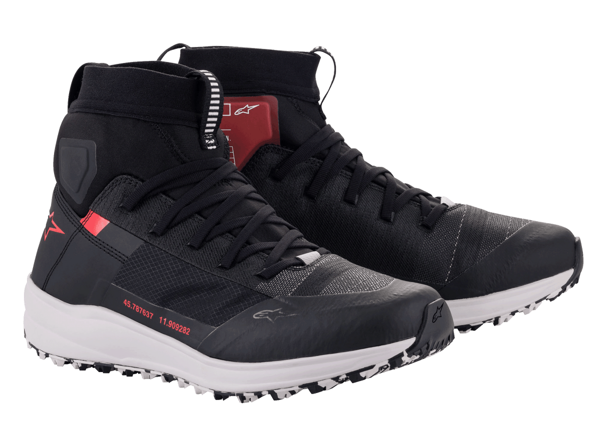 Buty Alpinestars Speedforce, wysokie buty motocyklowe, czarno-biało-czerwone, o sylwetce butów do biegania, tekstylna cholewka MATRYX, biała podeszwa środkowa i czerwone logo Alpinestars, techniczne obuwie miejskie do jazdy szosowej