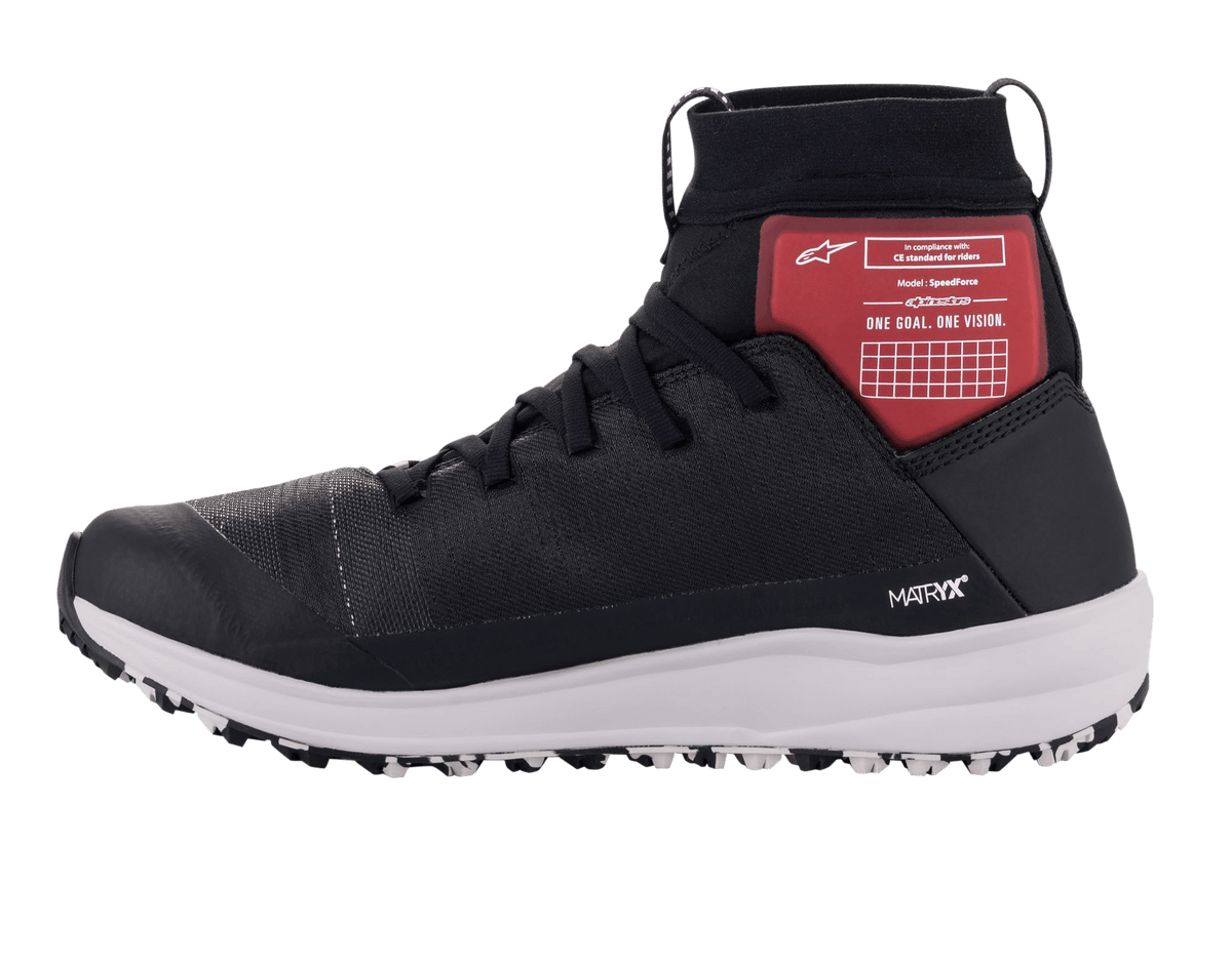 Alpinestars Speedforce Shoes, buty motocyklowe, czarno-biało-czerwone, tekstylna cholewka MATRYX, wysoka ochrona kostki z czerwonym panelem graficznym, biała sportowa podeszwa środkowa, sylwetka inspirowana butami do biegania, do jazdy miejskiej