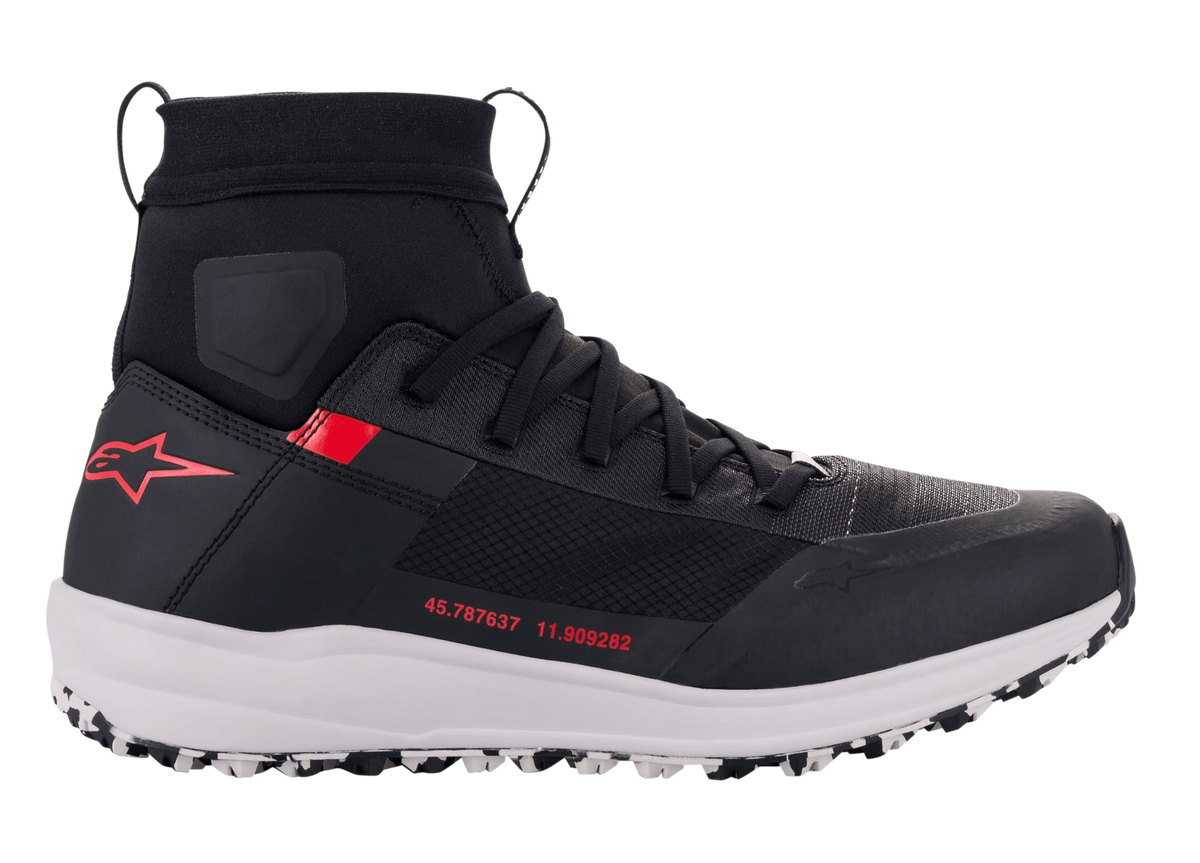 Alpinestars Speedforce Shoes, buty motocyklowe, czarno-biało-czerwone, widok z boku, sylwetka wysokiego buta do biegania z tekstylną cholewką MATRYX®, biała podeszwa środkowa, czerwone logo gwiazdy na pięcie i czerwone współrzędne numeryczne z boku, miejskie obuwie ochronne