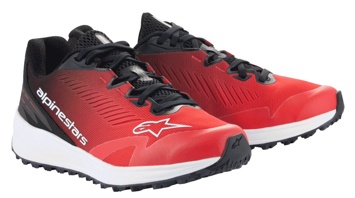 Buty Alpinestars Meta Road V2, buty sportowe, czerwone, czarne i białe, niski profil z oddychającą cholewką z czerwonej siateczki, czarne akcenty i sznurowadła, białe logo Alpinestars oraz biała amortyzowana podeszwa środkowa.