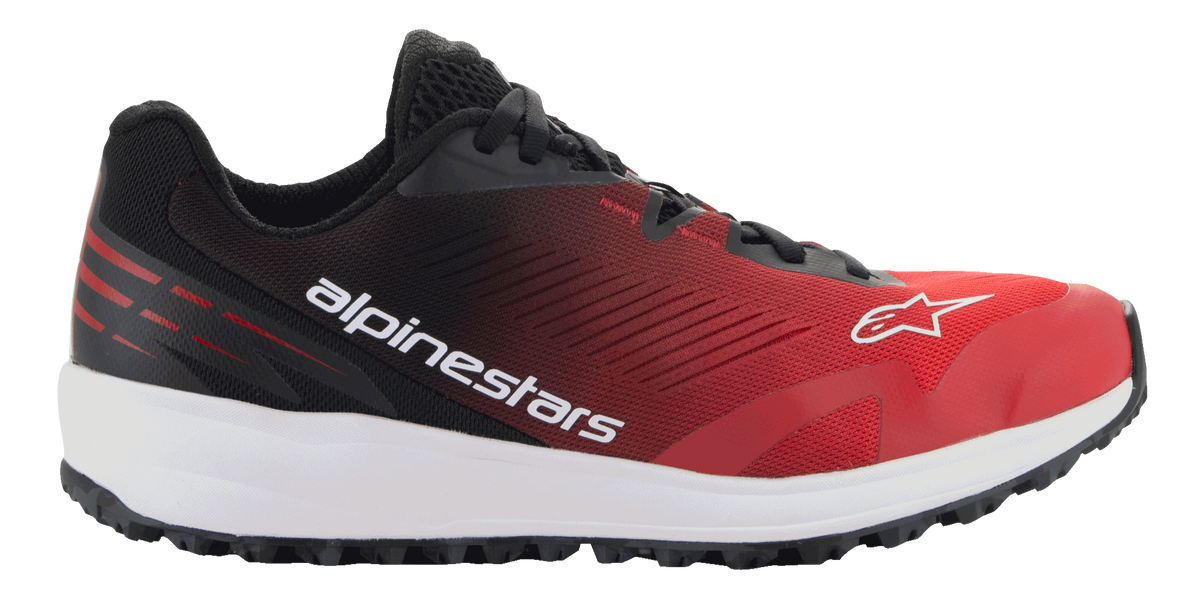 Buty Alpinestars Meta Road V2, buty sportowe, czerwono-czarno-białe, widok z profilu z oddychającą cholewką z siatki, białą podeszwą środkową, czarną podeszwą zewnętrzną i wyraźnym logo Alpinestars z boku