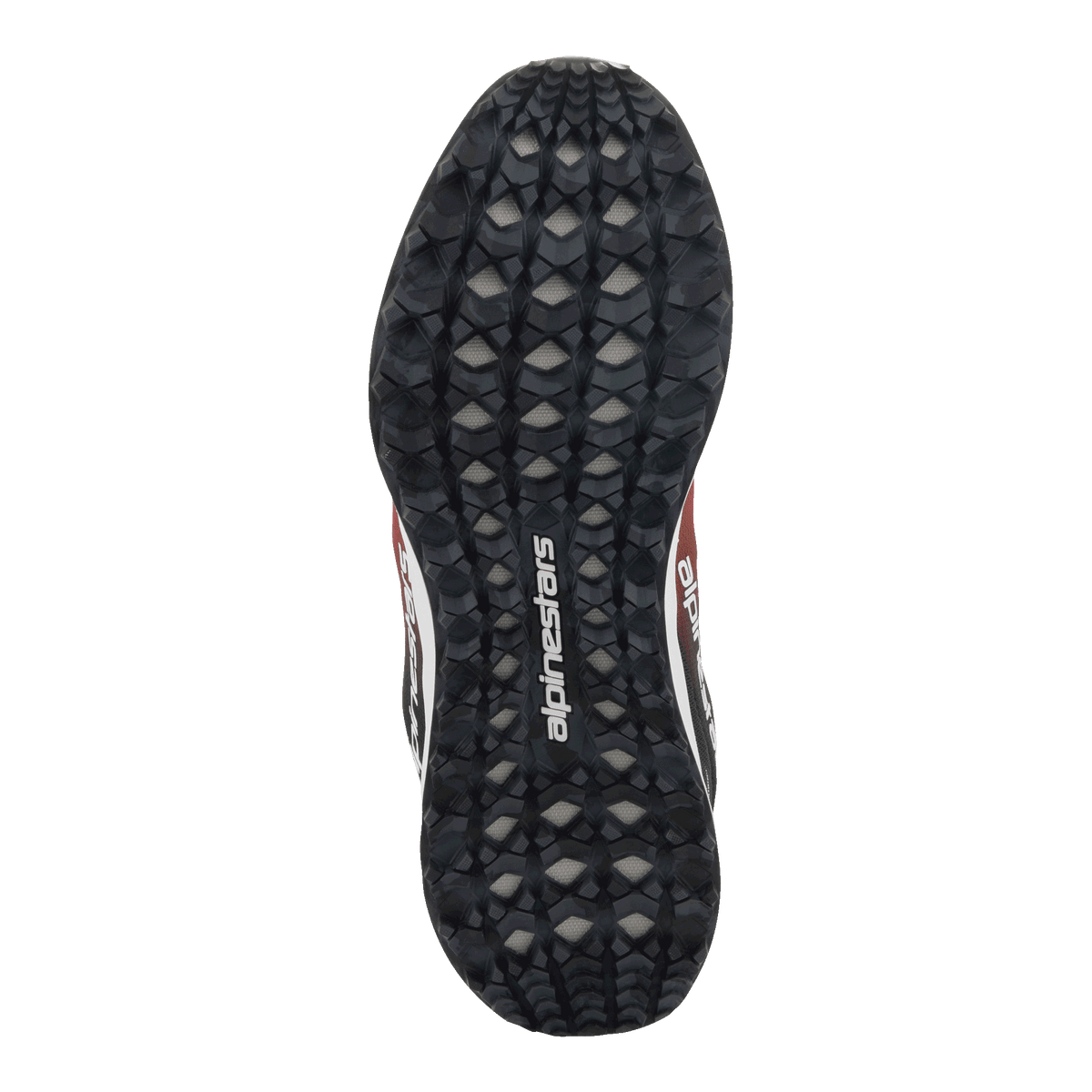 Buty Alpinestars Meta Road V2, widok podeszwy zewnętrznej od dołu, czarna guma z teksturowanym sześciokątnym wzorem bieżnika zapewniającym przyczepność, białe logo Alpinestars na środku, czerwone, czarne i białe akcenty widoczne po bokach