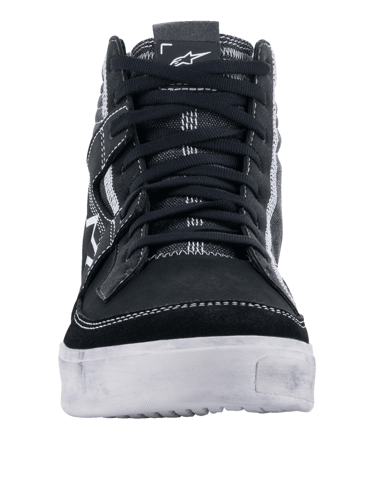 Alpinestars Ageless Riding Shoes, Black White Cool Gray, widok z przodu codziennych butów motocyklowych, czarna zamszowa i płócienna cholewka z białymi kontrastowymi przeszyciami, wytrzymała biała podeszwa, miejskie obuwie motocyklowe