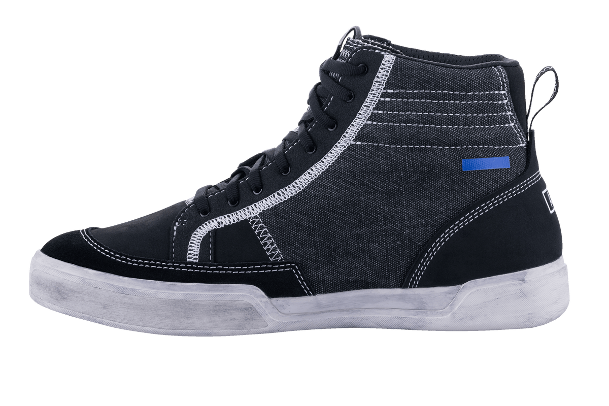 Alpinestars Ageless Riding Shoes, czarno-szare buty motocyklowe, widok z boku, konstrukcja z płótna i zamszu z białymi kontrastowymi przeszyciami, fason wysokich sneakersów z białawą podeszwą i czarnymi sznurowadłami.