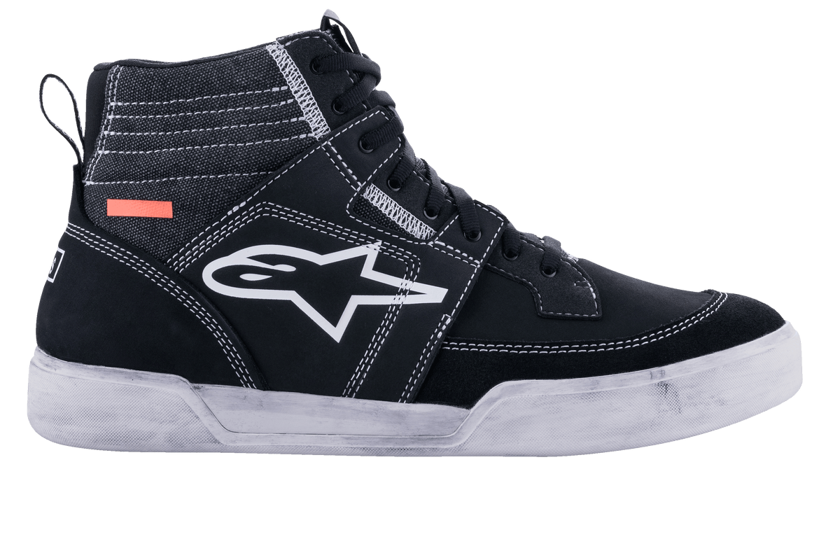 Alpinestars Ageless Riding Shoes, miejskie buty motocyklowe, czarno-białe, sylwetka wysokich sneakersów z panelami z zamszu i płótna, białe kontrastowe przeszycia, białe logo A-star z boku i biała gumowa podeszwa