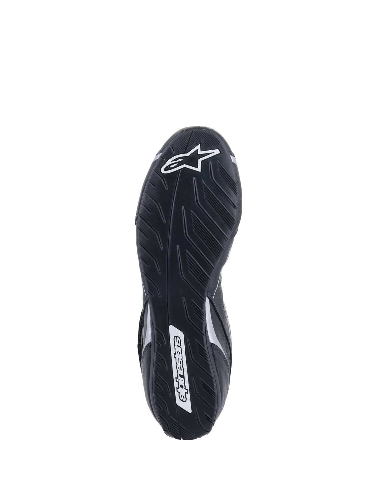 Buty Alpinestars Tech-1 T V3 FIA, widok podeszwy, czarno-srebrne, asymetryczna gumowa podeszwa zewnętrzna z wzorem bieżnika opony, białe logo Alpinestars, cienka mieszanka zapewniająca wyczucie pedałów