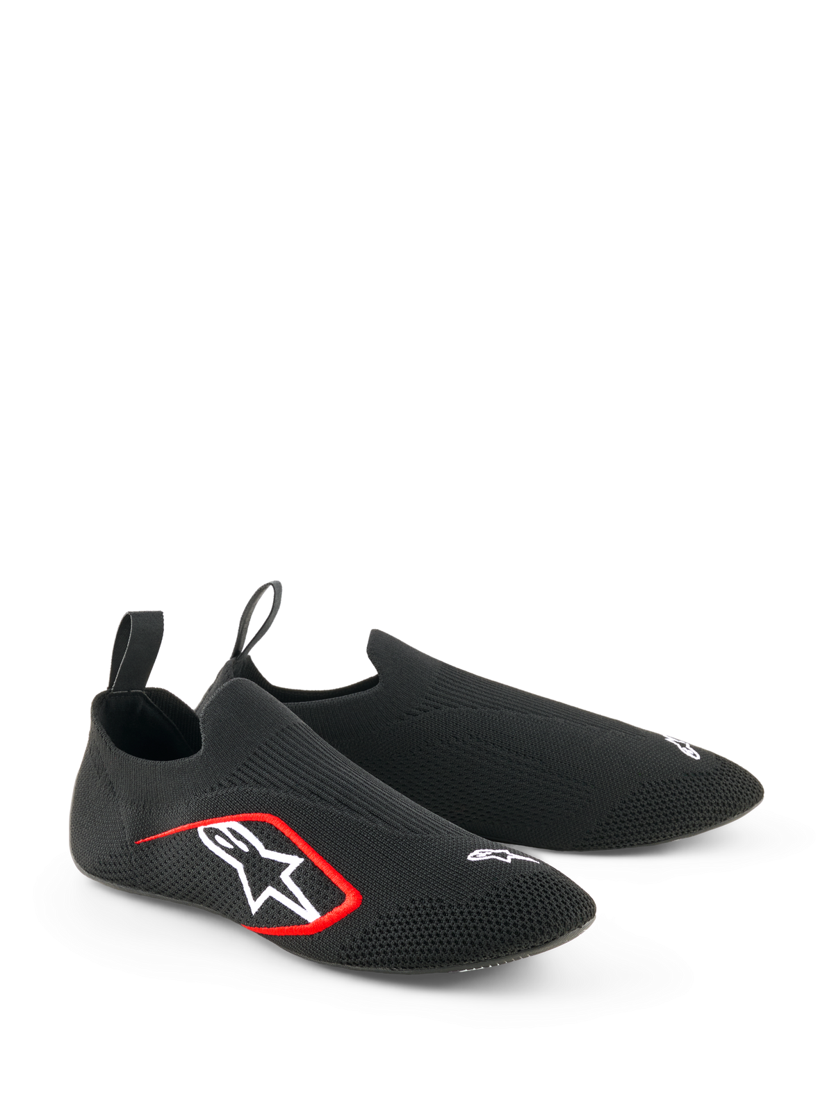 Alpinestars Tech Gaming Shoes, buty do sim-racingu, czarne, bezszwowa elastyczna cholewka z dzianiny, białe haftowane logo z czerwonymi akcentami, niskoprofilowa konstrukcja przypominająca skarpetę z tylnymi uchwytami, zoptymalizowane pod kątem czucia pedałów