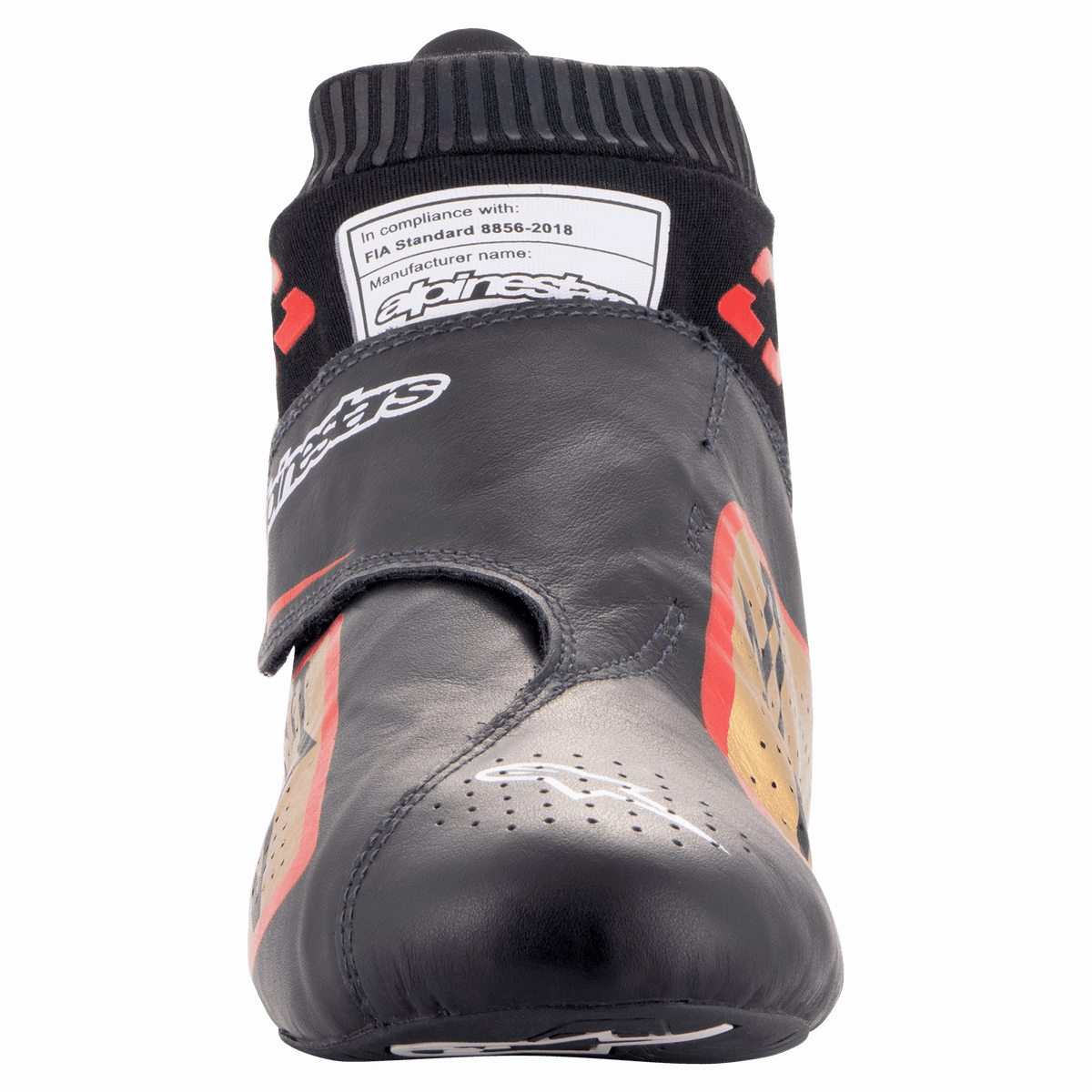 Alpinestars Supermono V2 Shoes FIA, buty samochodowe, czarne, złote i czerwone, widok z przodu ukazujący gładką jednoczęściową skórzaną cholewkę, perforowany nosek oraz ognioodporny kołnierz typu skarpetka z etykietą homologacji FIA 8856-2018