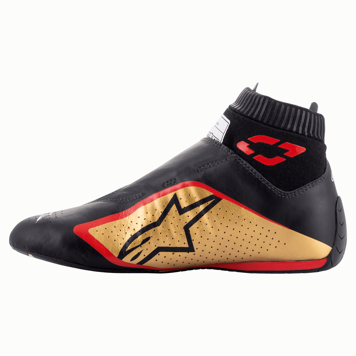 Alpinestars Supermono V2 Shoes FIA, buty samochodowe, czarno-złoto-czerwone, widok z profilu, smukła jednoczęściowa skórzana konstrukcja, złoty panel boczny z czarnym logo gwiazdy, czerwone akcenty i prążkowany elastyczny kołnierz