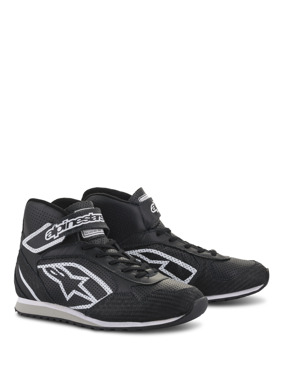 Buty Alpinestars Radar, profesjonalne obuwie dla ekip pit-crew, czarno-białe, skórzana konstrukcja z perforowanymi strefami chłodzenia, białe logo Astars z boku i regulowany pasek na kostkę z brandingiem, wytrzymała gumowa podeszwa do użytku w garażu