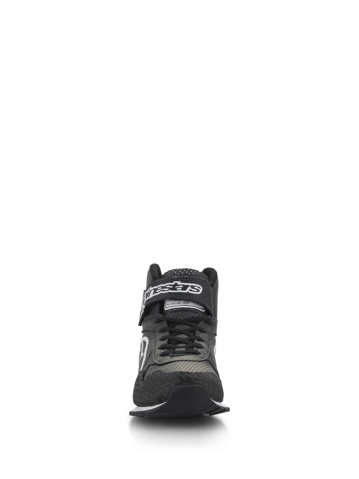 Buty Alpinestars Radar, buty dla mechaników wyścigowych, czarno-białe, widok z przodu przedstawiający czarne sznurowadła i pasek na rzep przy kostce z białym logo, perforowana skórzana cholewka ze wzmocnionym noskiem, profesjonalne obuwie dla ekip pit-stopowych