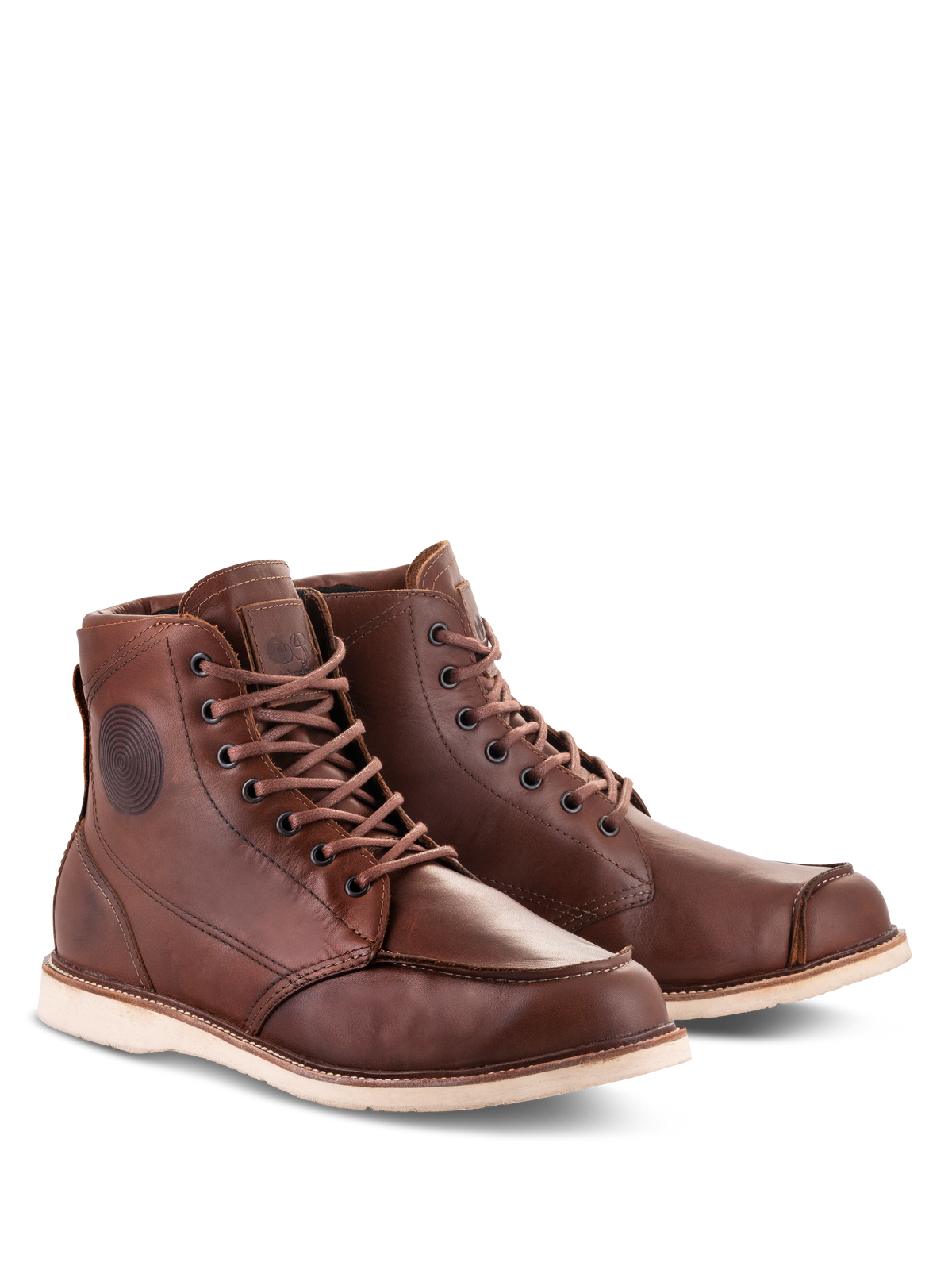 Alpinestars Oscar Monty V2 Shoes, brązowe skórzane buty motocyklowe, fason typu moc toe inspirowany stylem retro, kremowa podeszwa klinowa, wytrzymała konstrukcja ze skóry bydlęcej do jazdy miejskiej i szosowej