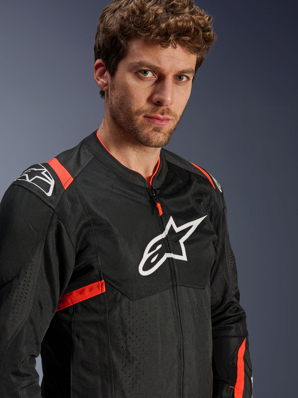 Alpinestars T-SPS Air V2, męska kurtka motocyklowa siatkowa, czarna i czerwona fluo, Tech-Air Ready, na modelu.