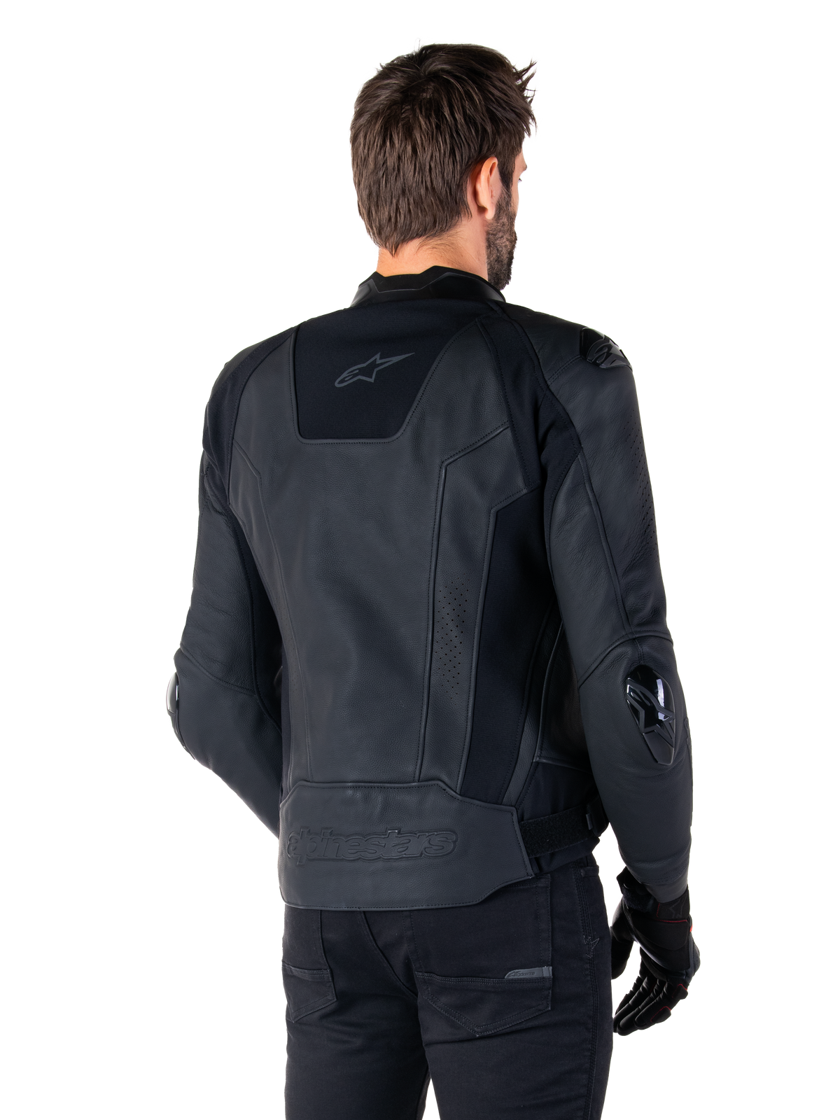 Alpinestars Missile V3 Leather Jacket, czarna, widok z tyłu na modelu, wyczynowa sportowa kurtka premium o skórzanej konstrukcji, z wytłoczonym logo Alpinestars w dolnej części pleców i sliderami łokciowymi TPU.