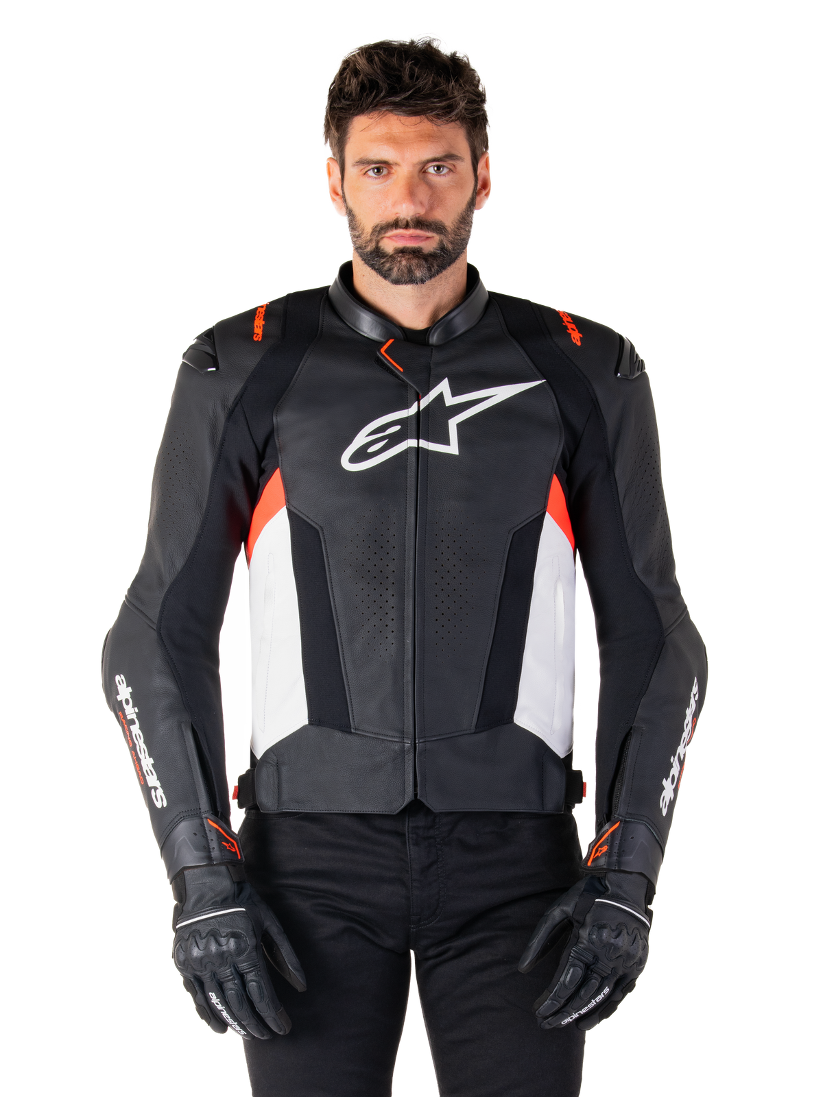 Alpinestars Missile V3 Leather Jacket, sportowa kurtka motocyklowa premium ze skóry bydlęcej, kolor czarny, biały i czerwony fluo, białe logo na piersi i branding na rękawach, model w czarnych rękawicach i spodniach