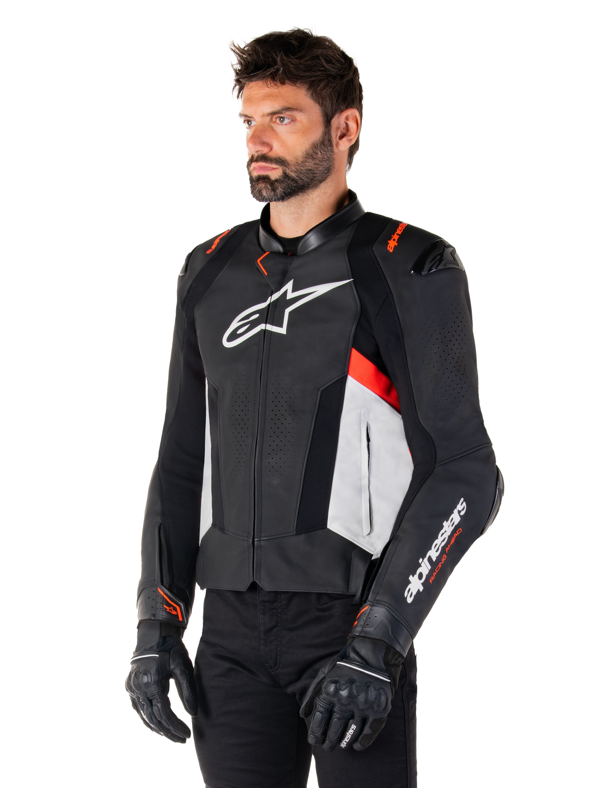 Alpinestars Missile V3 Leather Jacket, czarno-biało-czerwona fluo, sportowa wyścigowa kurtka motocyklowa noszona przez modela w czarnych rękawicach i spodniach, z perforowanymi panelami skórzanymi i wyraźnym brandingiem Alpinestars