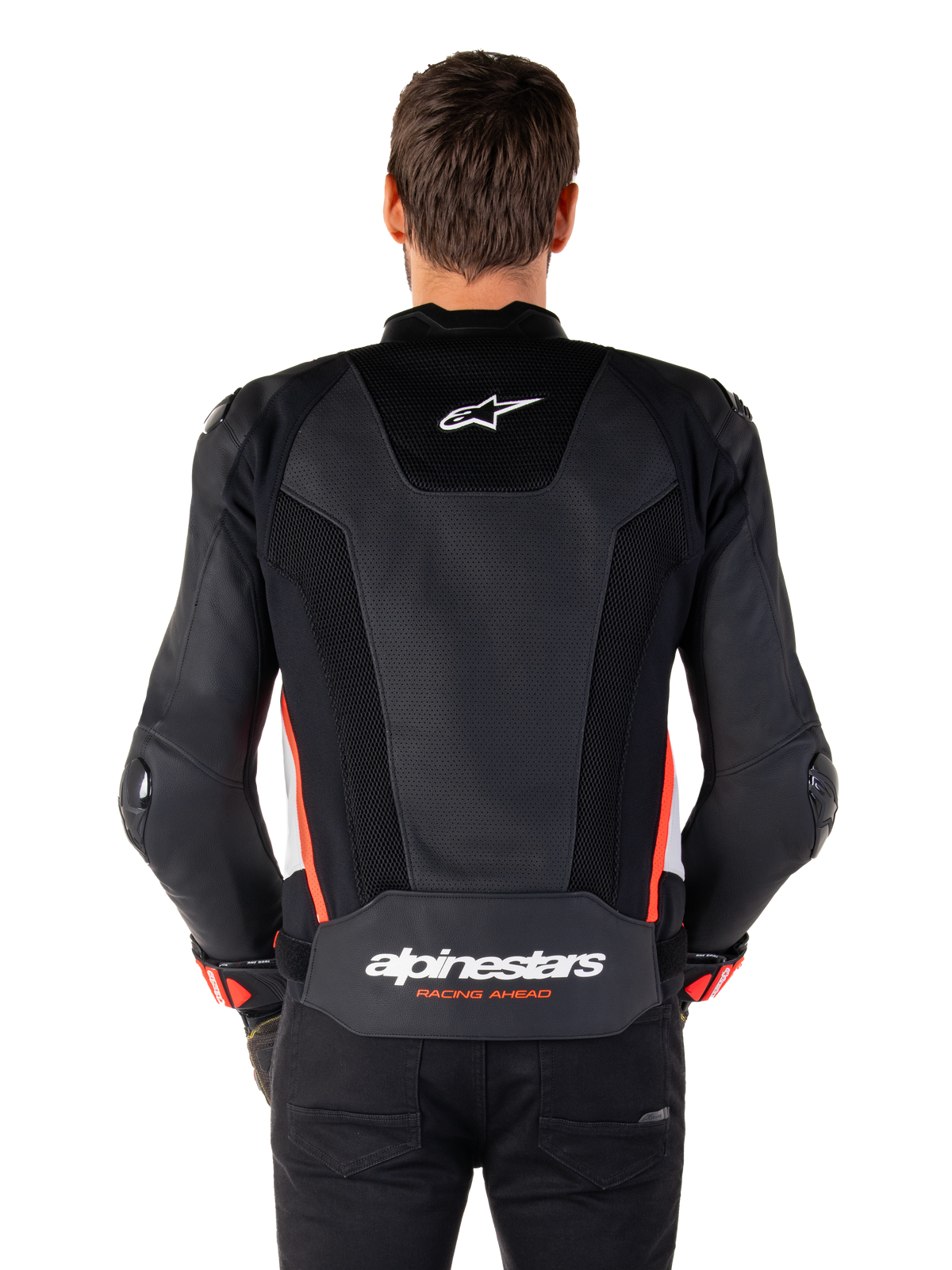 Alpinestars Missile V3 Airflow Leather Jacket w kolorze Black White Red Fluo, widok z tyłu, rozległe perforowane panele skórzane zapewniające wentylację, małe logo Alpinestars w górnej części pleców, wyraźny napis „alpinestars RACING AHEAD” w dolnej części pasa.