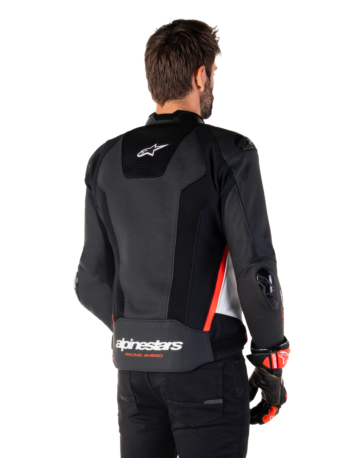 Alpinestars Missile V3 Airflow Leather Jacket, skórzana kurtka, widok z tyłu, czarna z białymi i czerwonymi akcentami fluo, liczne perforacje dla optymalnego chłodzenia, zewnętrzne slidery DFS na ramionach i łokciach oraz logo Alpinestars na dole pleców