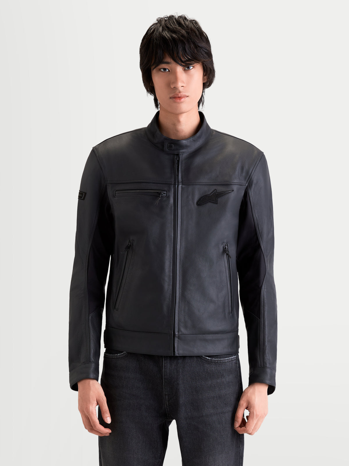 Alpinestars Maver X kurtka skórzana męska urban contemporary, czarna, widok z przodu na modela w odzieży ochronnej, konstrukcja z wysokiej jakości skóry bydlęcej z wstawkami elastycznymi