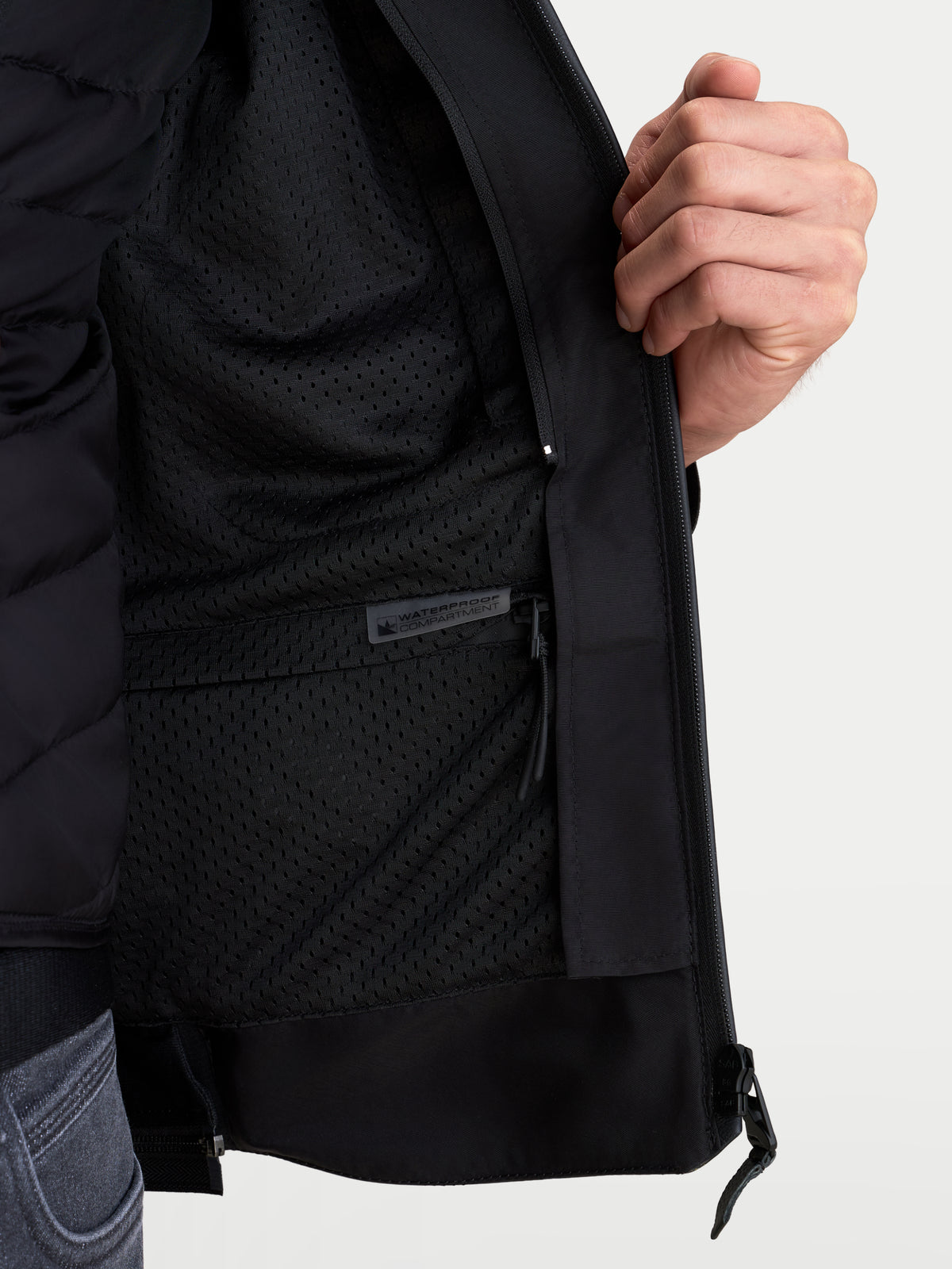 Alpinestars Caliber V 2 kurtka skórzana, czarna, zbliżenie na wewnętrzną wodoodporną kieszeń i podszewkę z siatki
