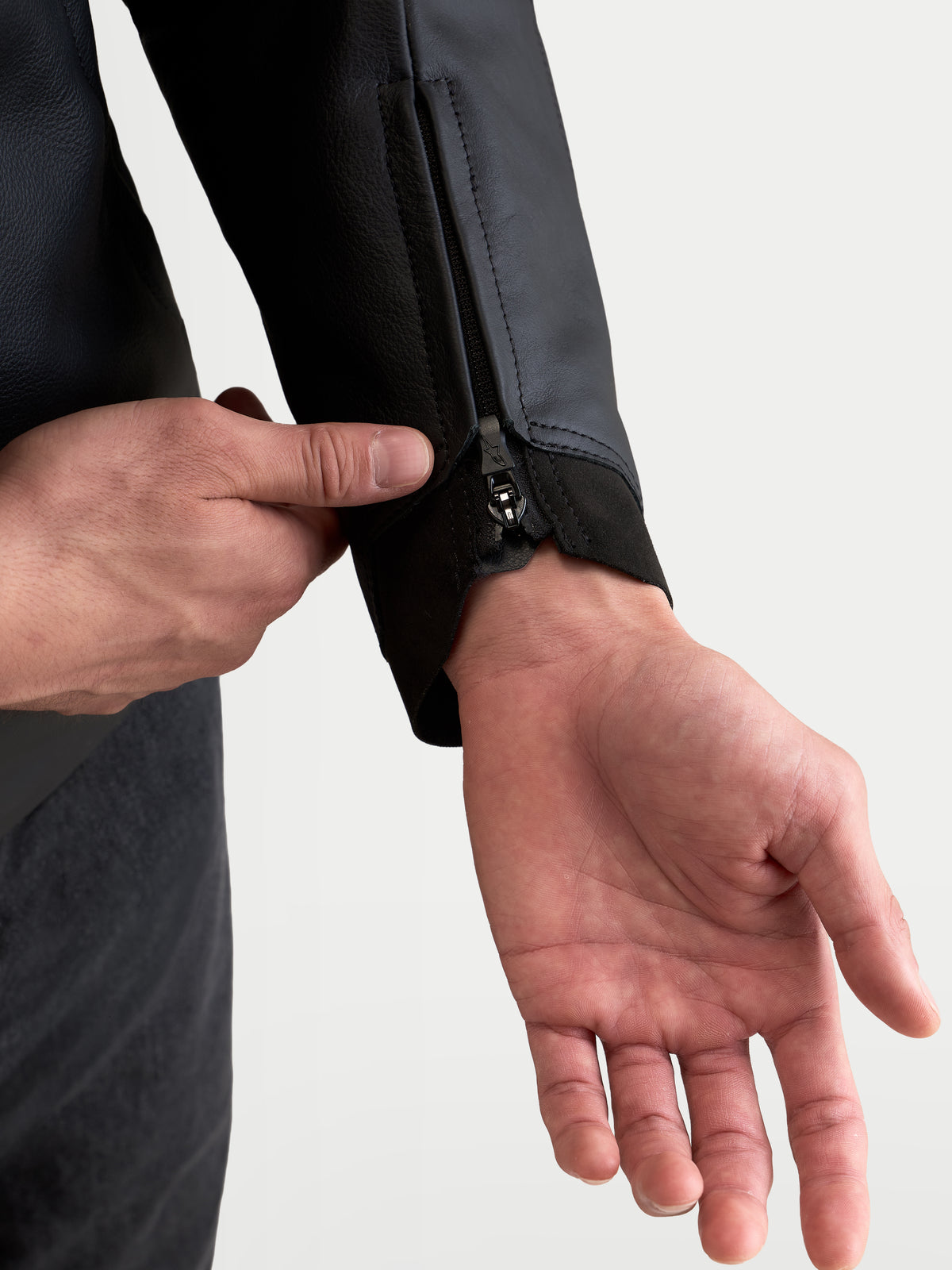 Alpinestars Caliber V 2 kurtka skórzana, zbliżenie na zamek mankietu rękawa i ergonomiczne detale, czarna, konstrukcja z wysokiej jakości skóry bydlęcej
