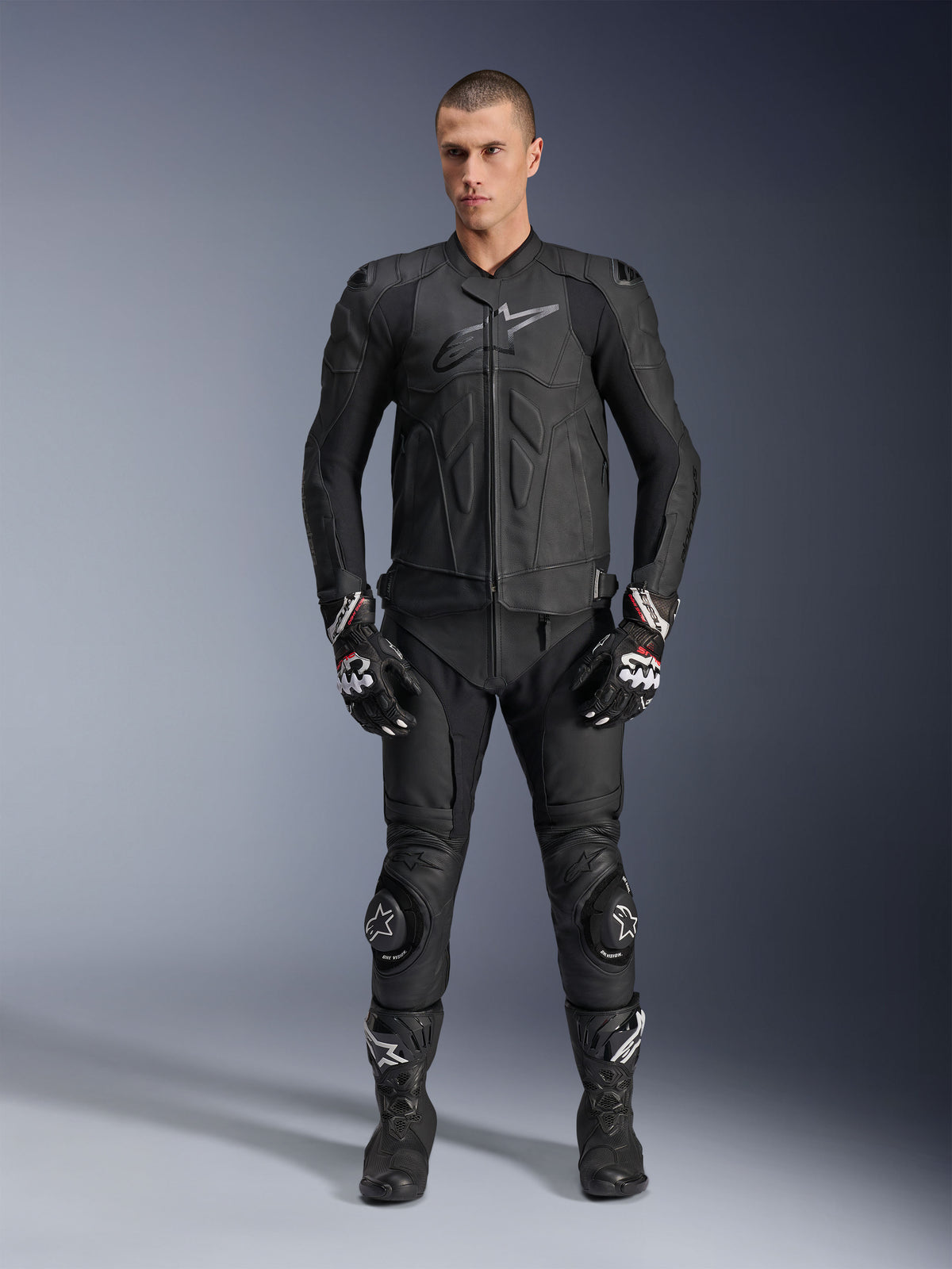 Alpinestars Dusk Leather Jacket, czarna sportowa kurtka motocyklowa ze skóry bydlęcej, męska, model w stroju racingowym.