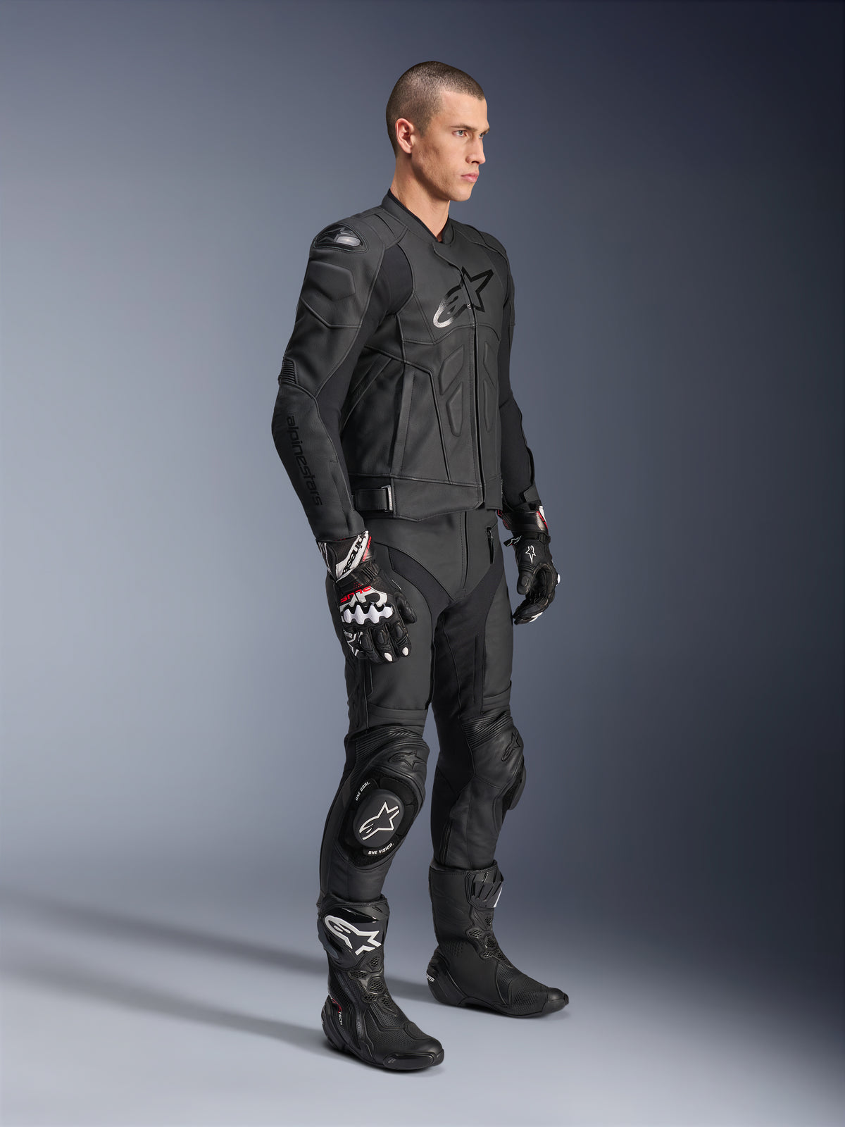 Alpinestars Dusk, czarna męska kurtka sportowa ze skóry bydlęcej, ergonomiczny krój szosowy na modelu.