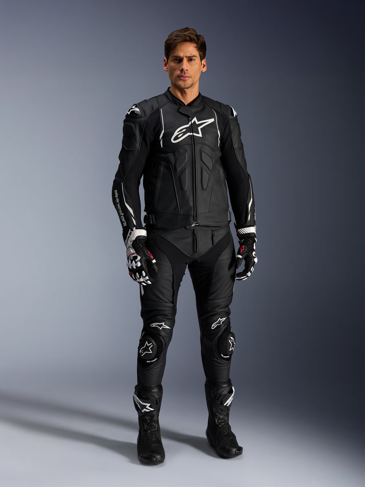 Alpinestars Kurtka Dusk Skórzana, męska kurtka motocyklowa sportowa, czarna i biała, skóra bydlęca, model w pełnym stroju.