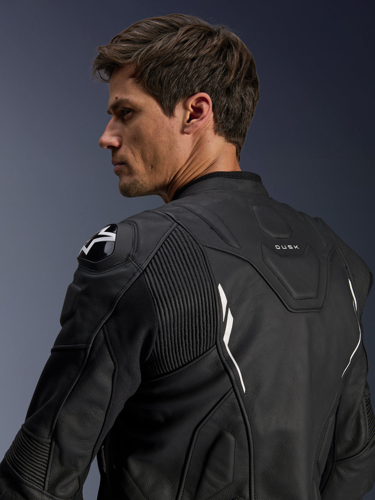 Alpinestars Dusk Leather Jacket, męska sportowa kurtka motocyklowa, czarno-biała, skóra bydlęca, ochrona DFS, tył modelu