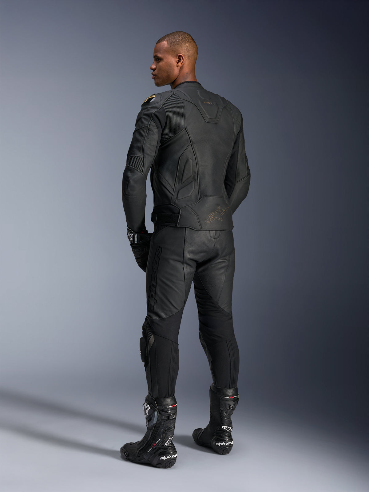 Alpinestars Dusk, męska skórzana kurtka motocyklowa wyścigowa, czarna, skóra premium, widok z tyłu na modelu.
