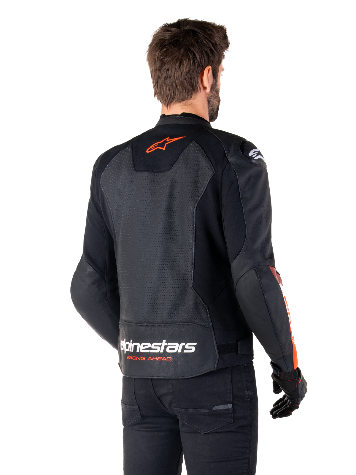 Alpinestars Faster V3 Airflow Leather Jacket, sportowa kurtka motocyklowa, czarna z czerwonymi elementami fluo, widok z tyłu, z perforowanymi panelami skórzanymi, pomarańczowo-czerwone logo Alpinestars w górnej części pleców i białe logo w dolnej części, noszona z czarnymi spodniami i rękawicami, elegancki styl inspirowany wyścigami