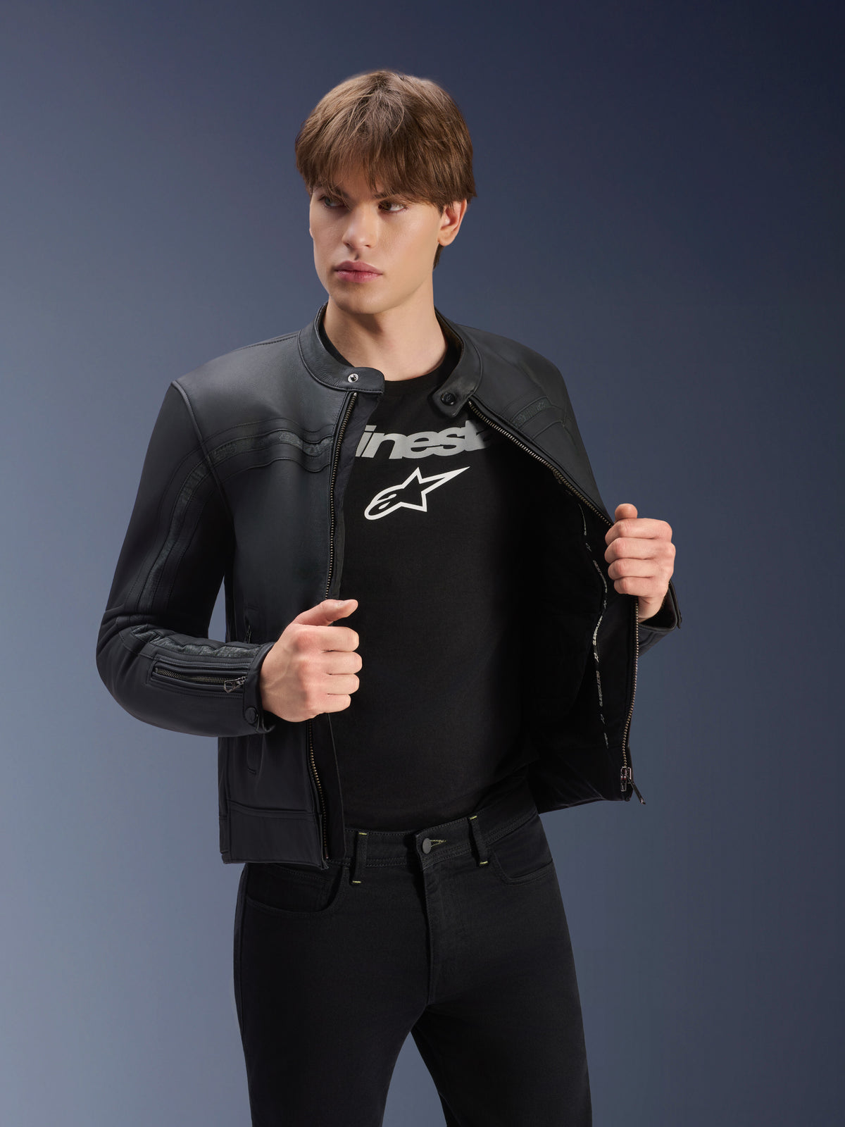 Alpinestars Dyno Leather Jacket, czarna miejska kurtka motocyklowa, skóra bydlęca, certyfikat CE, Tech-Air Ready, na modelu