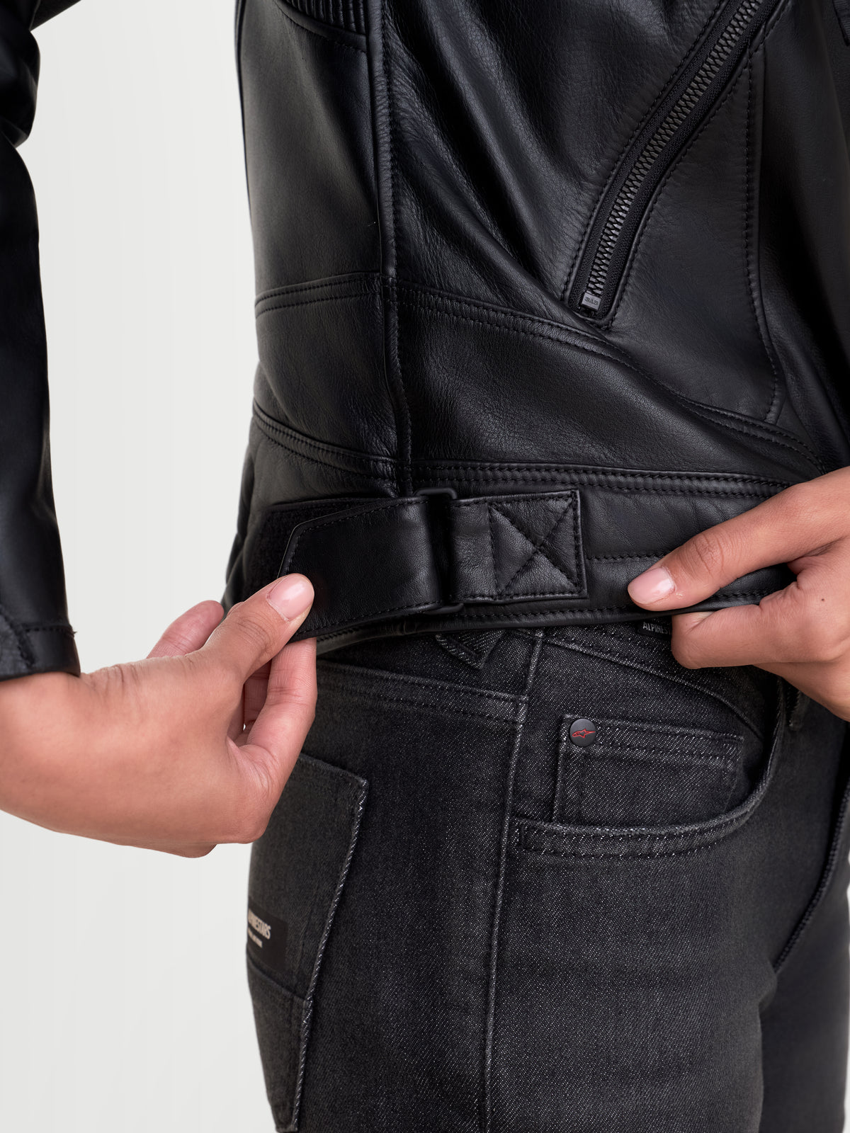 Alpinestars Revea kurtka skórzana motocyklista miejska damska, czarna, zbliżenie na pasek regulacji w talii i konstrukcję ze skóry licowej na modelu