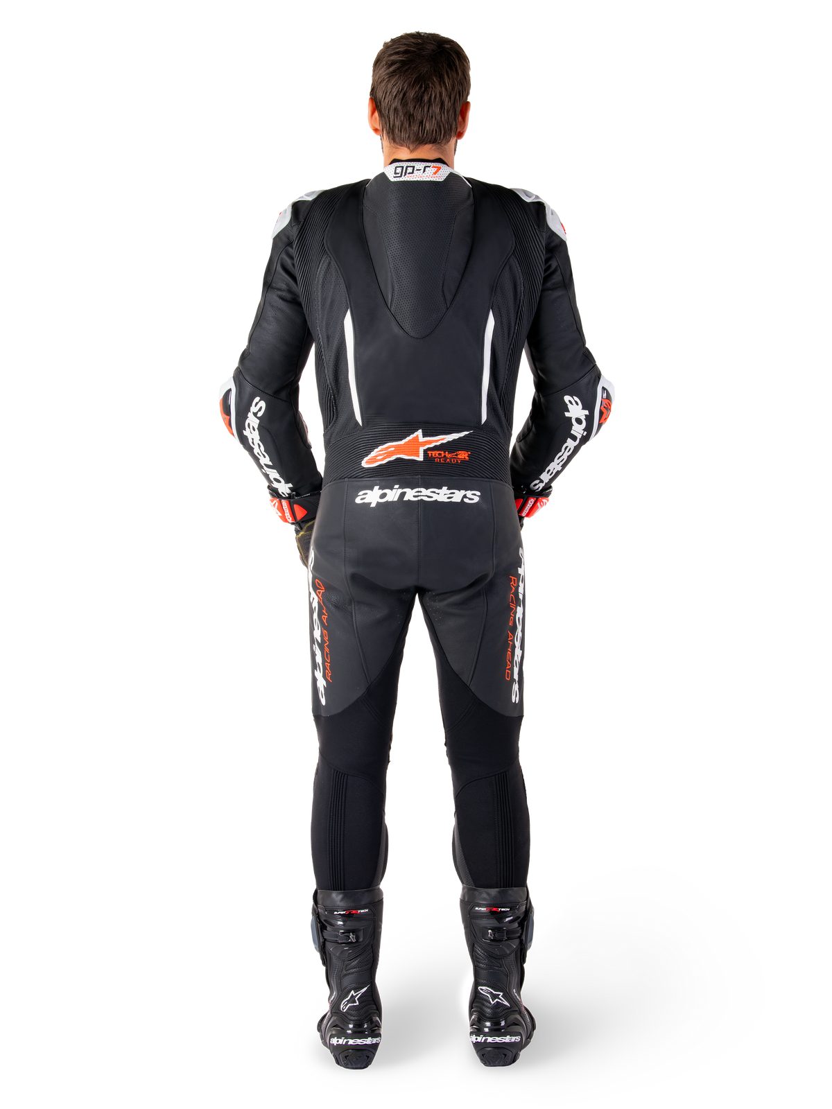 Skórzany kombinezon Alpinestars GP-R7, czarno-biało-czerwony, aerodynamiczny garb i panele harmonijkowe, widok od tyłu.