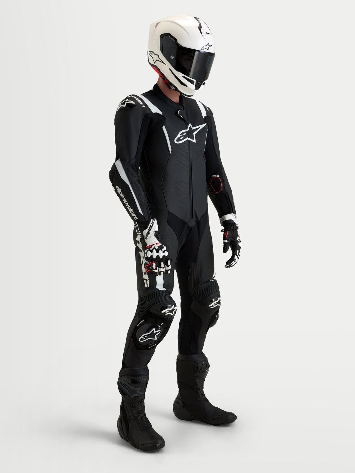 Alpinestars Missile V3 Leather Suit 1 Pc, męski czarno-biały skórzany kombinezon wyścigowy na modelu z pasującym kaskiem, butami i rękawicami do jazdy sportowej i torowej