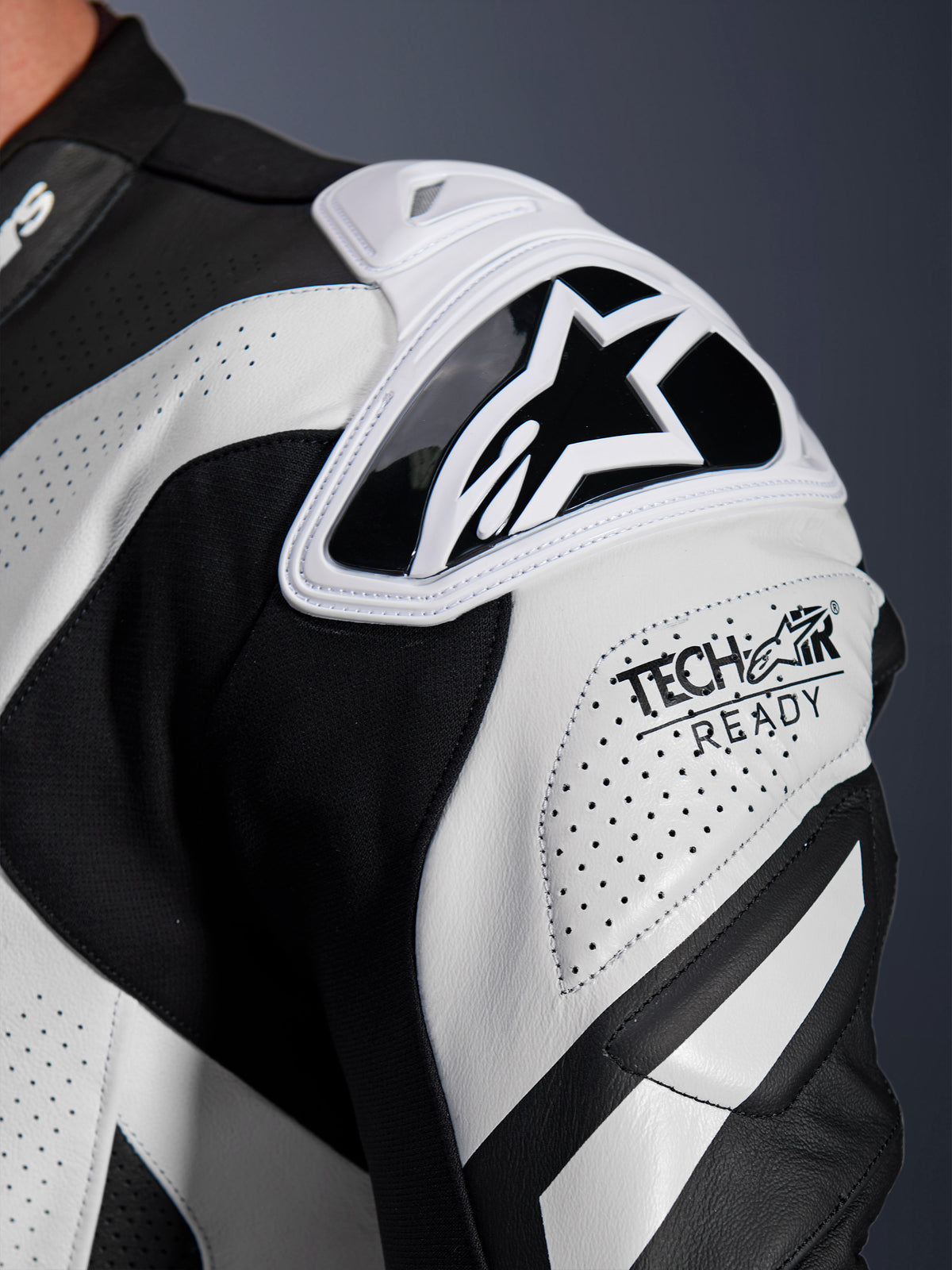 Alpinestars GP Plus V4 Sprint, skórzany kombinezon wyścigowy, czarno-biały ochraniacz ramienia Nucleon Race, perforowana skóra i logo Tech-Air Ready.