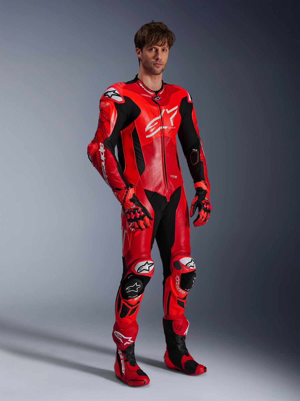 Alpinestars GP Plus V4 Sprint, męski skórzany kombinezon wyścigowy, czerwony i biały, technologia Tech-Air® Ready.