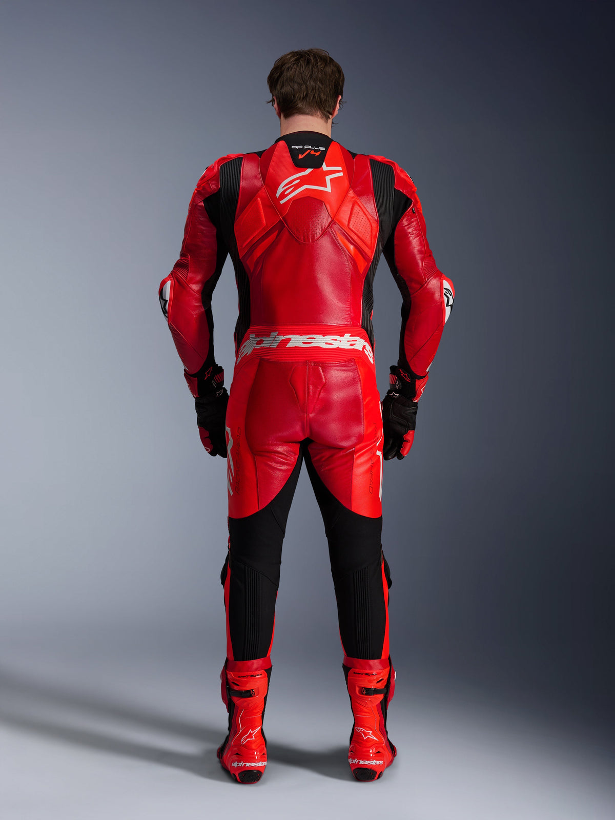 Alpinestars GP Plus V4 Sprint 1PC, skórzany kombinezon wyścigowy, czerwony i czarny, garb aerodynamiczny, widok z tyłu.