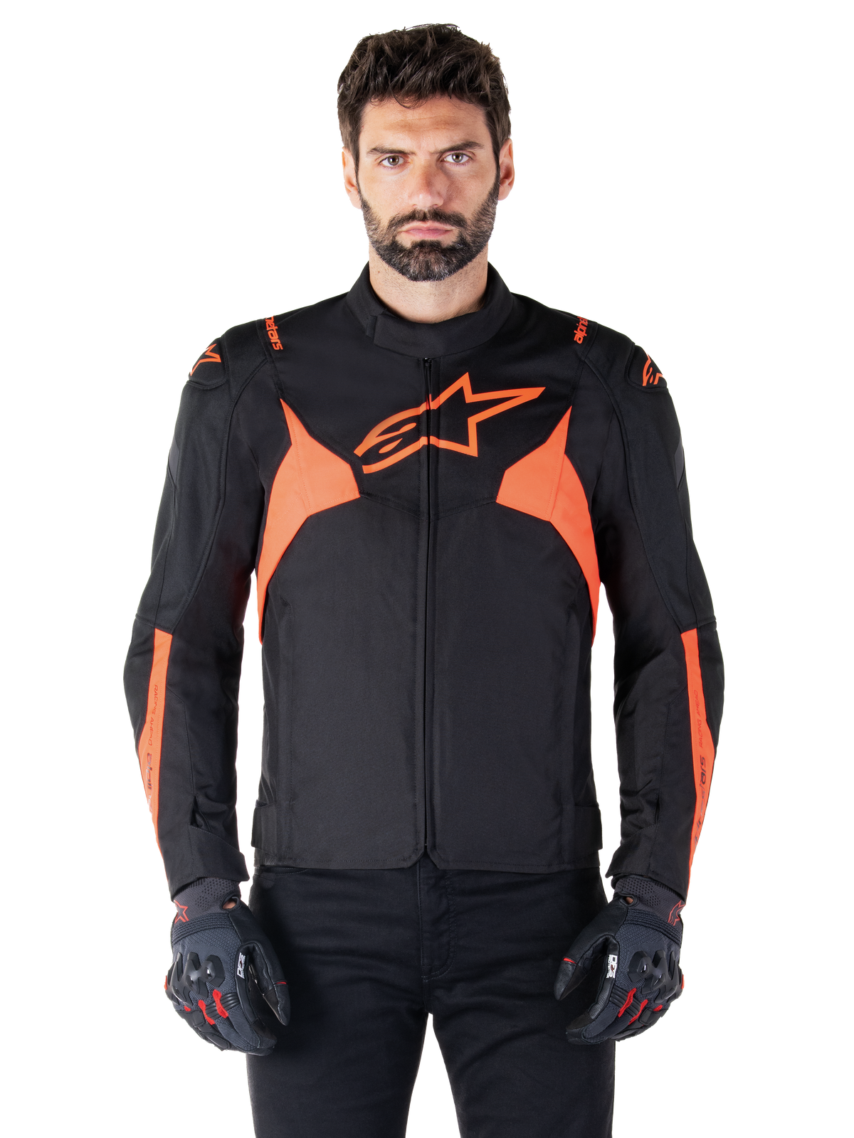 Alpinestars T-Jaws V4 Waterproof Jacket, sportowa kurtka motocyklowa, czarna z czerwonym fluo, z neonowymi akcentami i wyraźnym logo gwiazdy na klatce piersiowej, noszona przez modela w czarnych rękawicach motocyklowych, nowoczesny tekstylny design inspirowany wyścigami