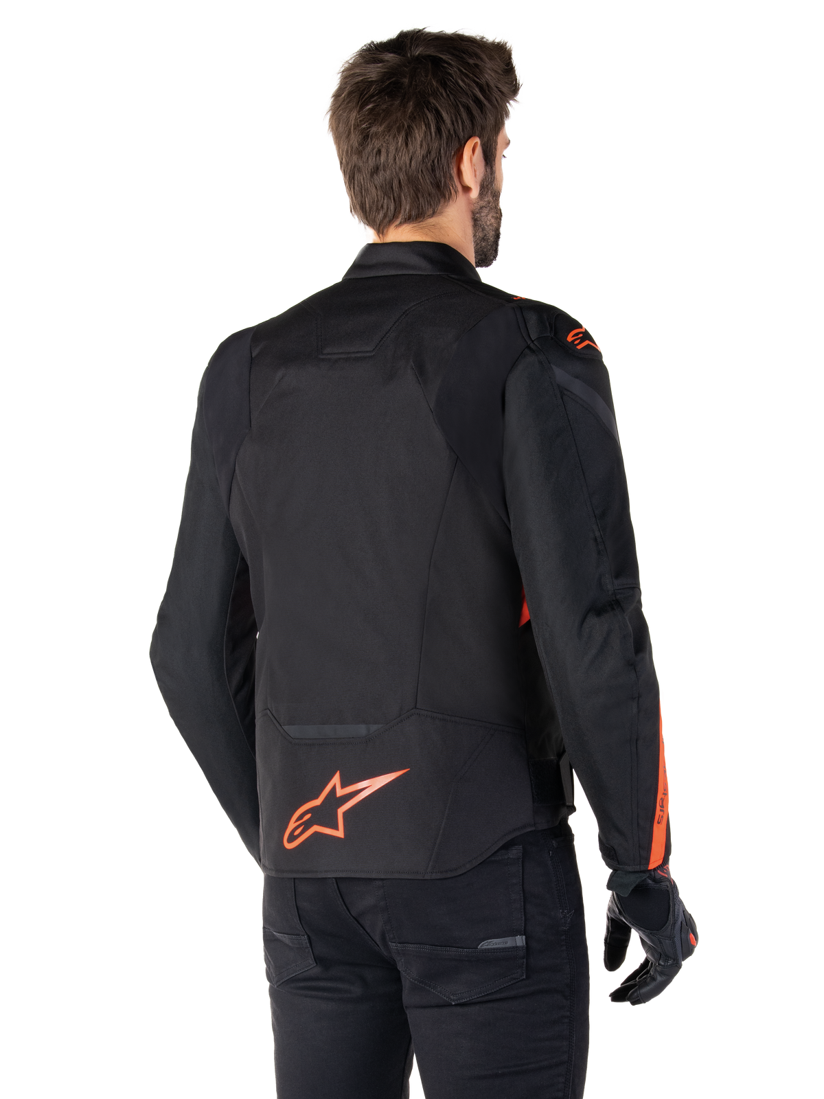 Męski model w kurtce Alpinestars T-Jaws V4 Waterproof, widok z tyłu, kolor czarny z jaskrawoczerwonymi akcentami Red Fluo, logo na dole pleców oraz detale na ramionach i rękawach, sportowa odzież motocyklowa
