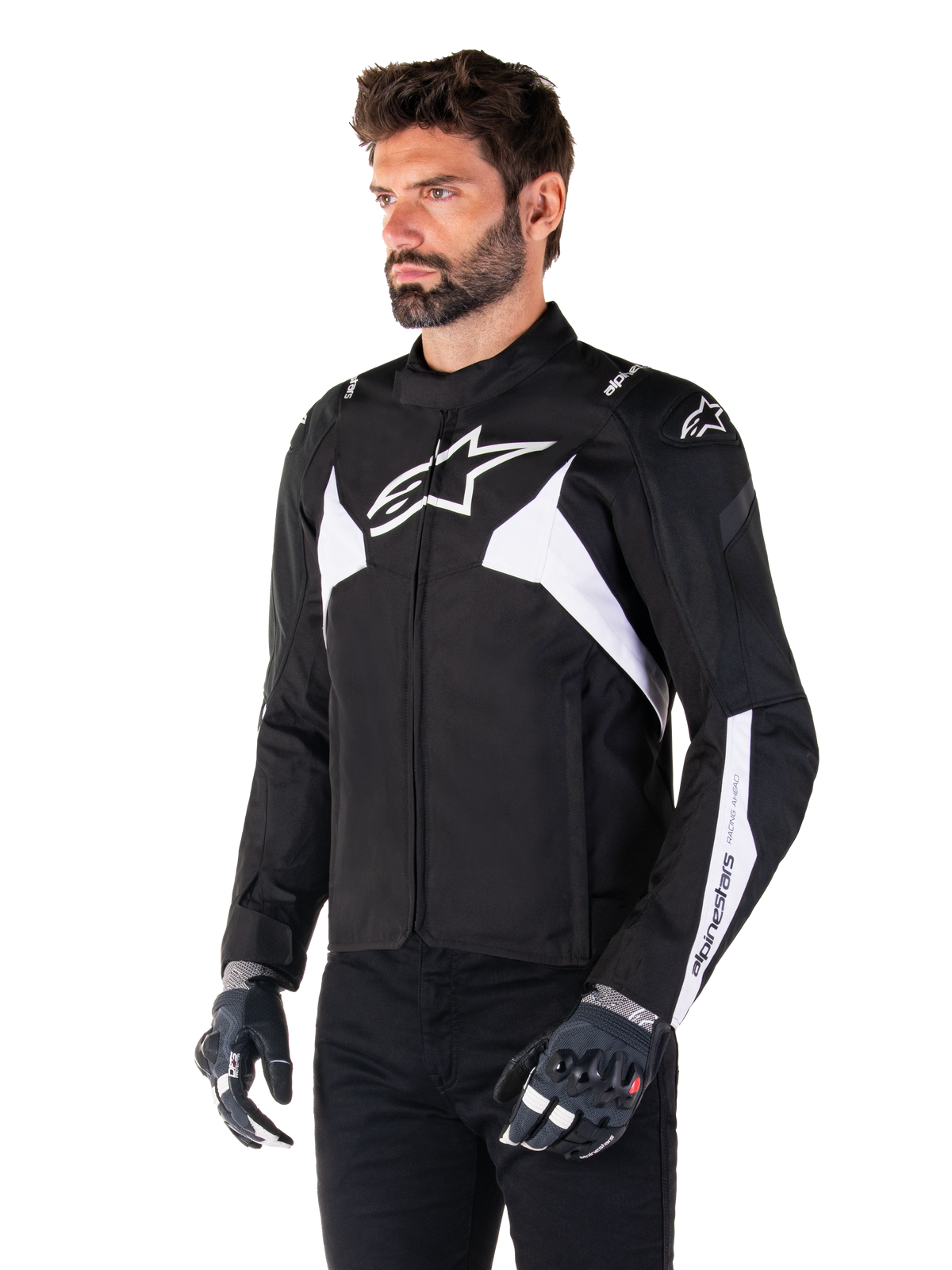 Alpinestars T-Jaws V4 Waterproof Jacket, czarno-biała, noszona przez modela w rękawicach motocyklowych, z wyraźnymi białymi logotypami i akcentami Alpinestars, sportowa tekstylna kurtka motocyklowa do jazdy szosowej