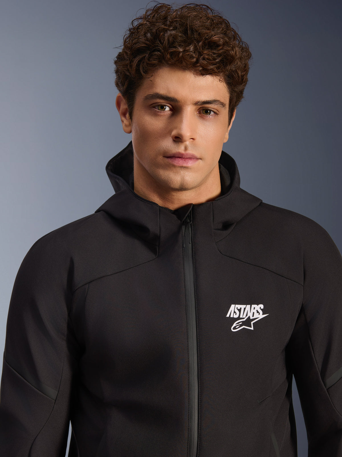 Alpinestars Aeroshell Waterproof Jacket, męska czarna kurtka motocyklowa softshell z kapturem i białym logo ASTARS.