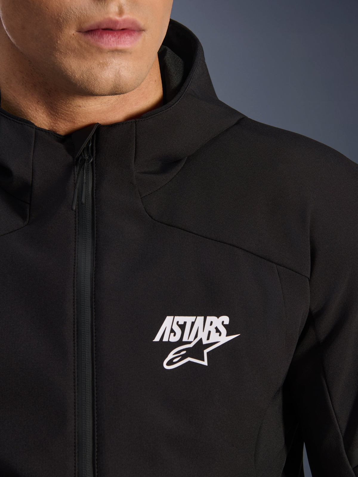 Alpinestars Aeroshell Wodoodporna, męska kurtka motocyklowa softshell, czarna, białe logo ASTARS i wodoodporny zamek.