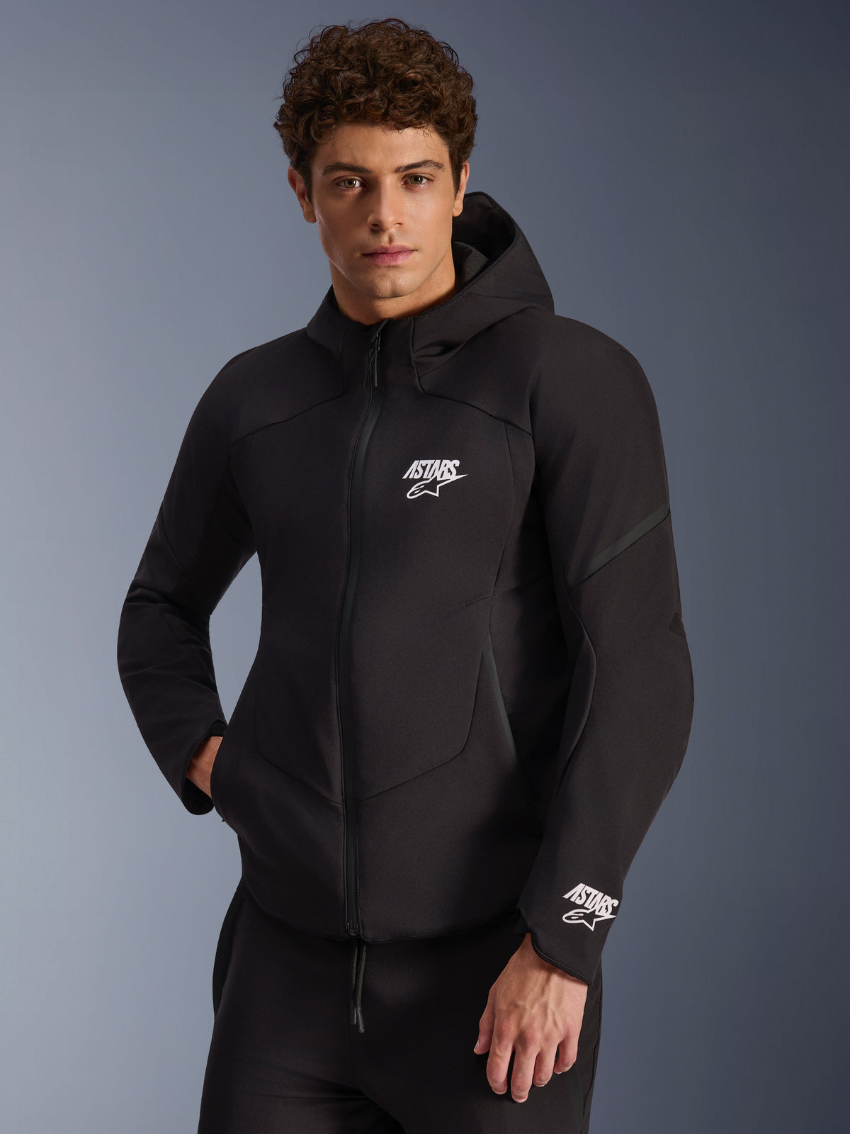 Alpinestars kurtka Aeroshell wodoodporna, męska czarna kurtka motocyklowa softshell z kapturem i logo Astars.