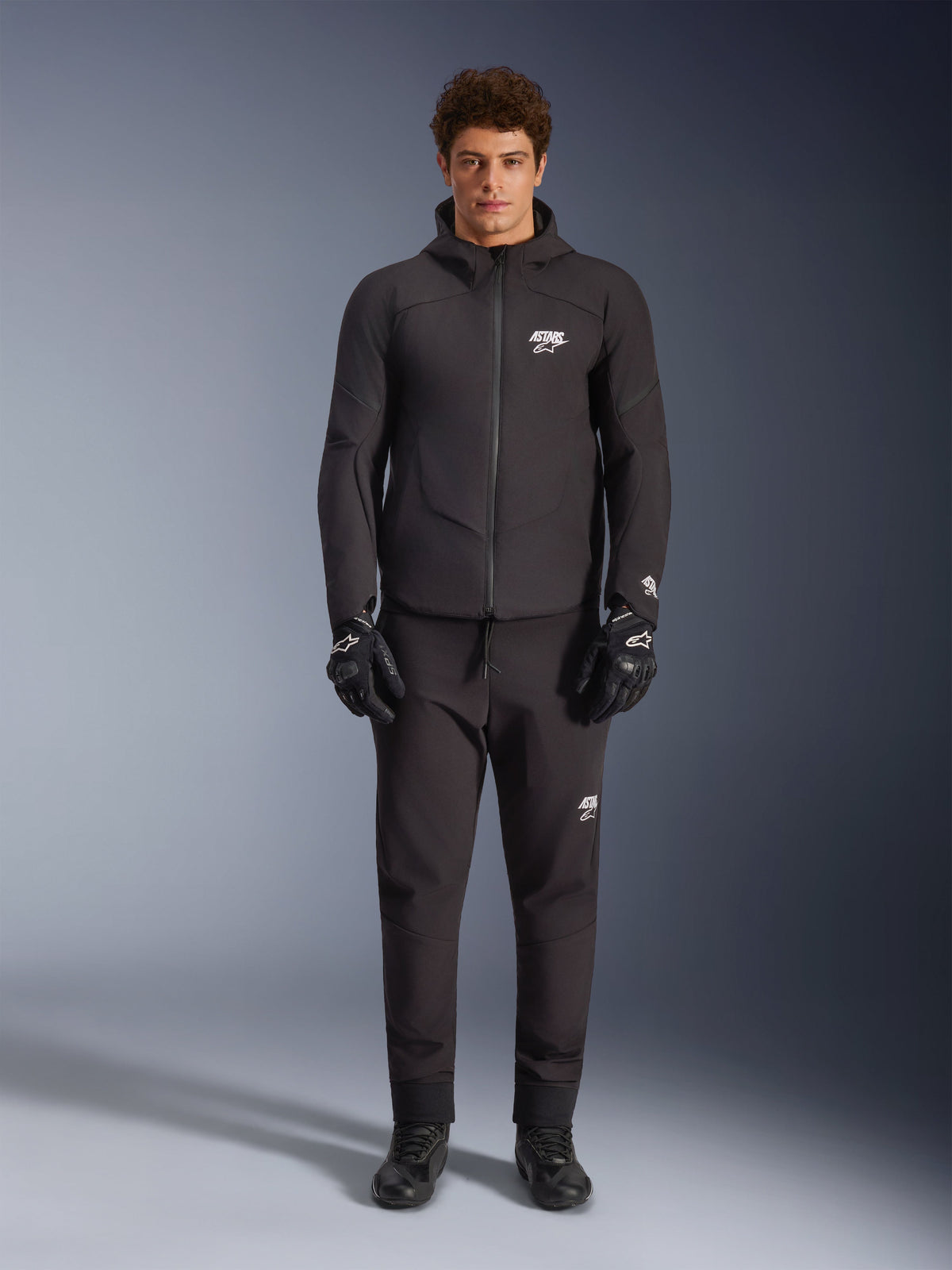 Alpinestars Aeroshell WP Jacket, czarna wodoodporna kurtka motocyklowa softshell z kapturem do jazdy szosowej, męski model