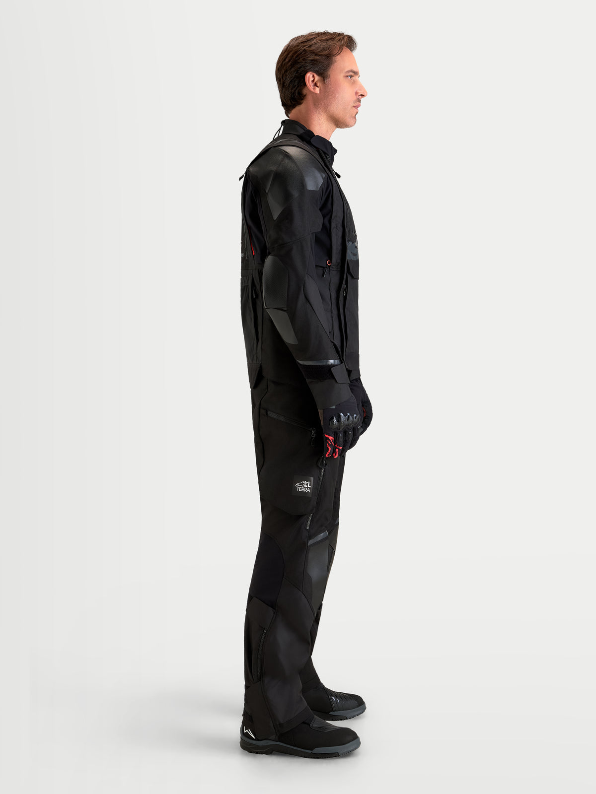 Alpinestars Harok V 2 Drystar, męska czarna kurtka motocyklowa typu all-terrain adventure, z modułową wentylacją i ochraniaczami CE Level 2, widok z profilu na modelu